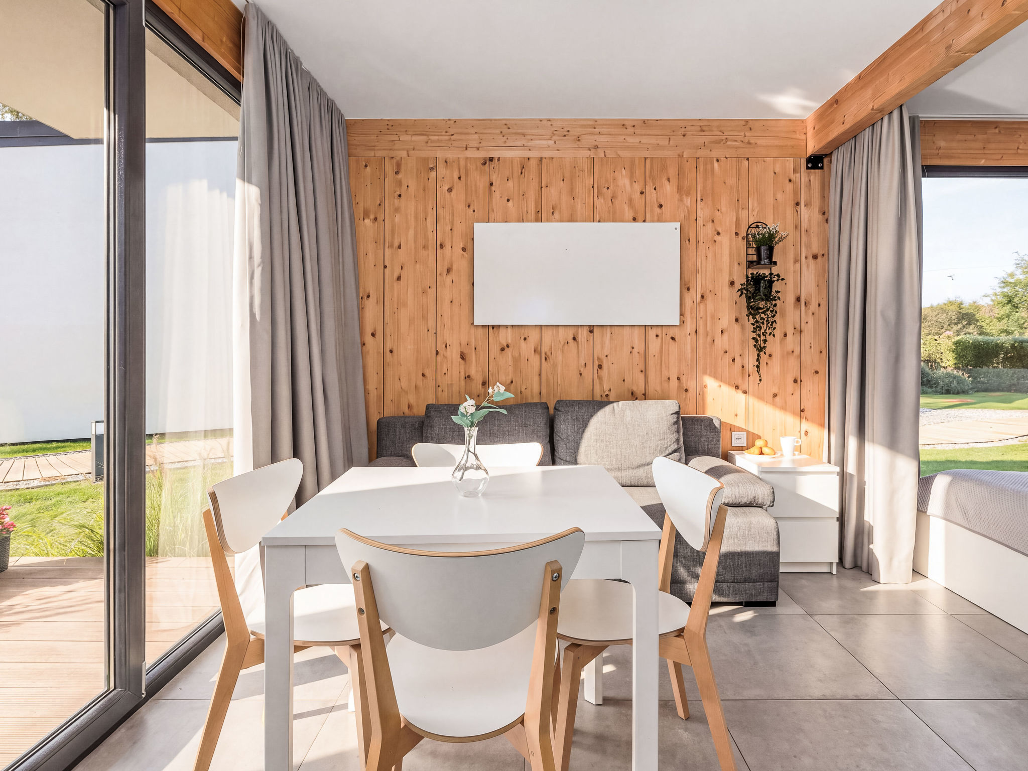 Mit privater Terrasse - Binnen