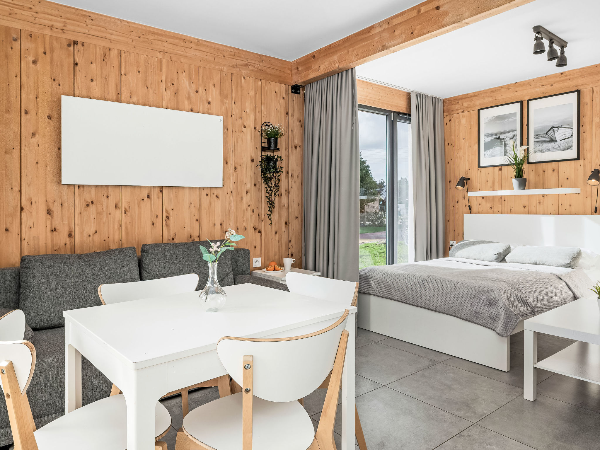 Mit privater Terrasse - Binnen