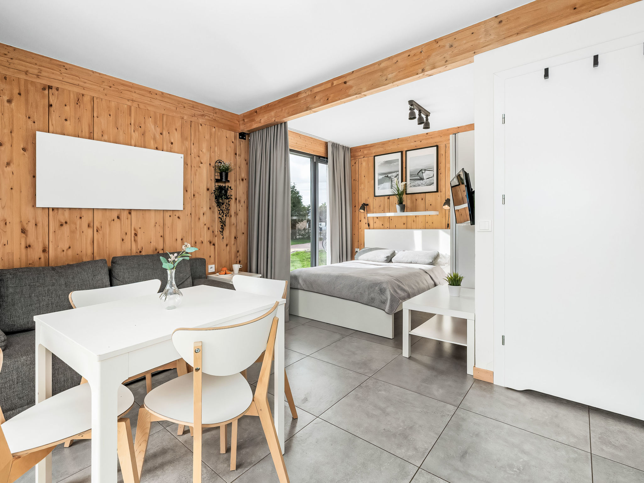 Mit privater Terrasse - Binnen
