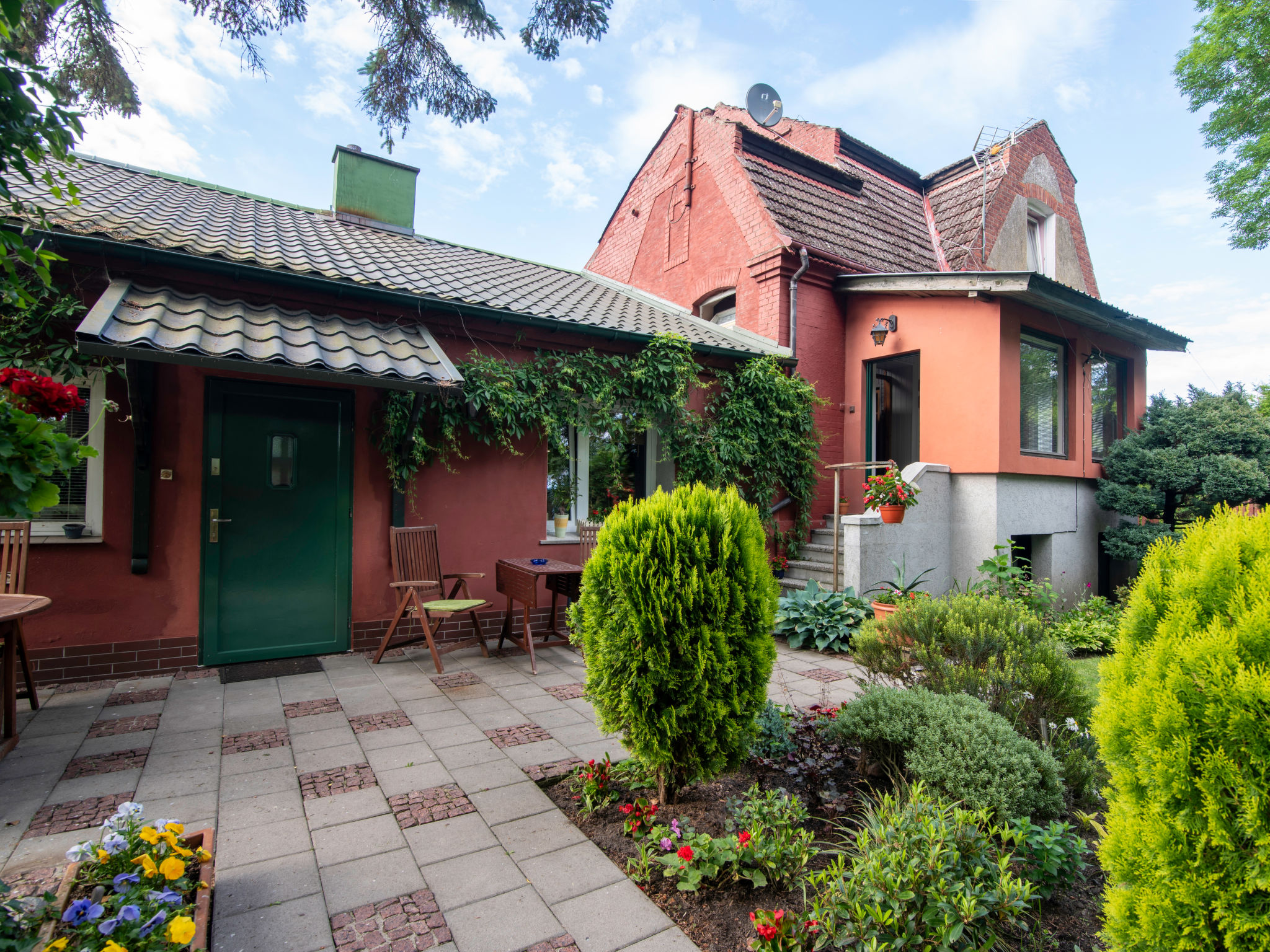 Appartement 3-kamers 60 m2 op de 1e verdieping. Doelmatig en gezellig ingericht: hal. Bovenverdieping: (steile trap), 1 kamer 17 m2 met 1 2-pers bed (140 cm), Sat-TV. 1 kamer 18 m2 met 1 2-pers bed (1..