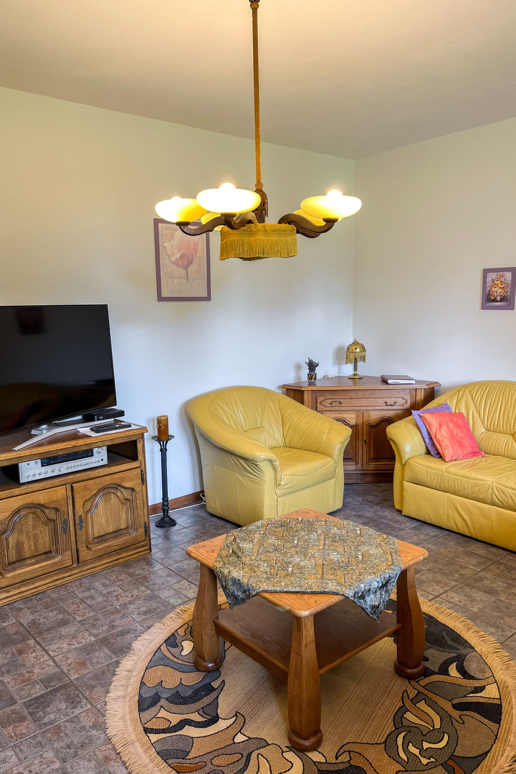 Appartement 3-kamers 70 m2, op de begane grond. Doelmatig en comfortabel ingericht: kleine woonkamer met 1 2-pers divanbed en Sat-TV (Flatscreen TV), radio. Uitgang naar de tuin, naar het terras. 1 ka..