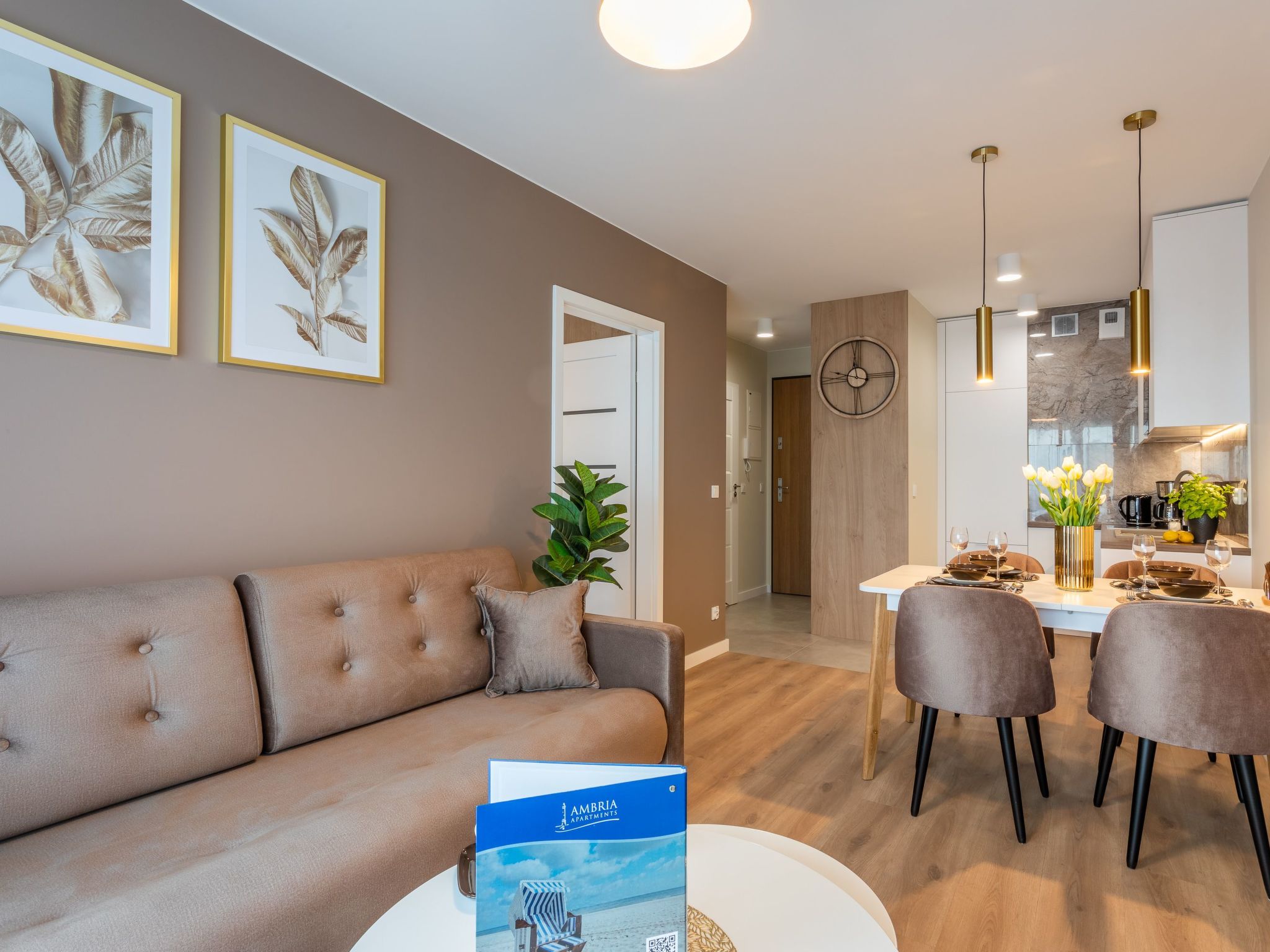 Stilvoll eingerichtete Ferienwohnung am Meer — Living Room (3 of 11)