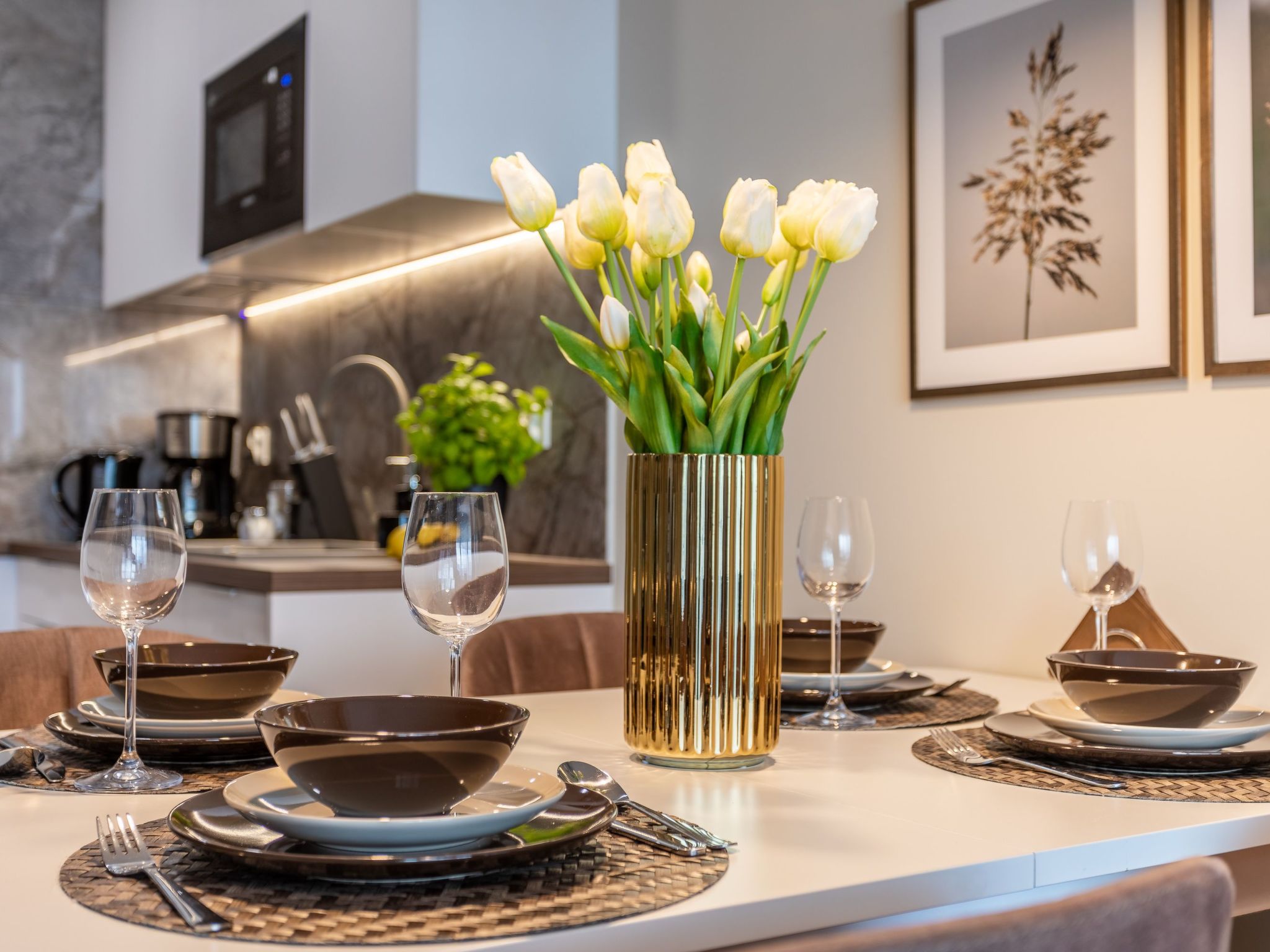 Stilvoll eingerichtete Ferienwohnung am Meer — Kitchen / Dining Room (5 of 11)