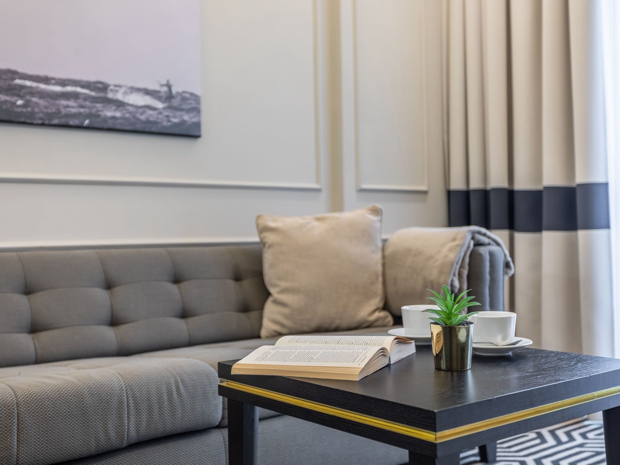 Stilvoll eingerichtete Ferienwohnung am Meer — Living Room (4 of 16)