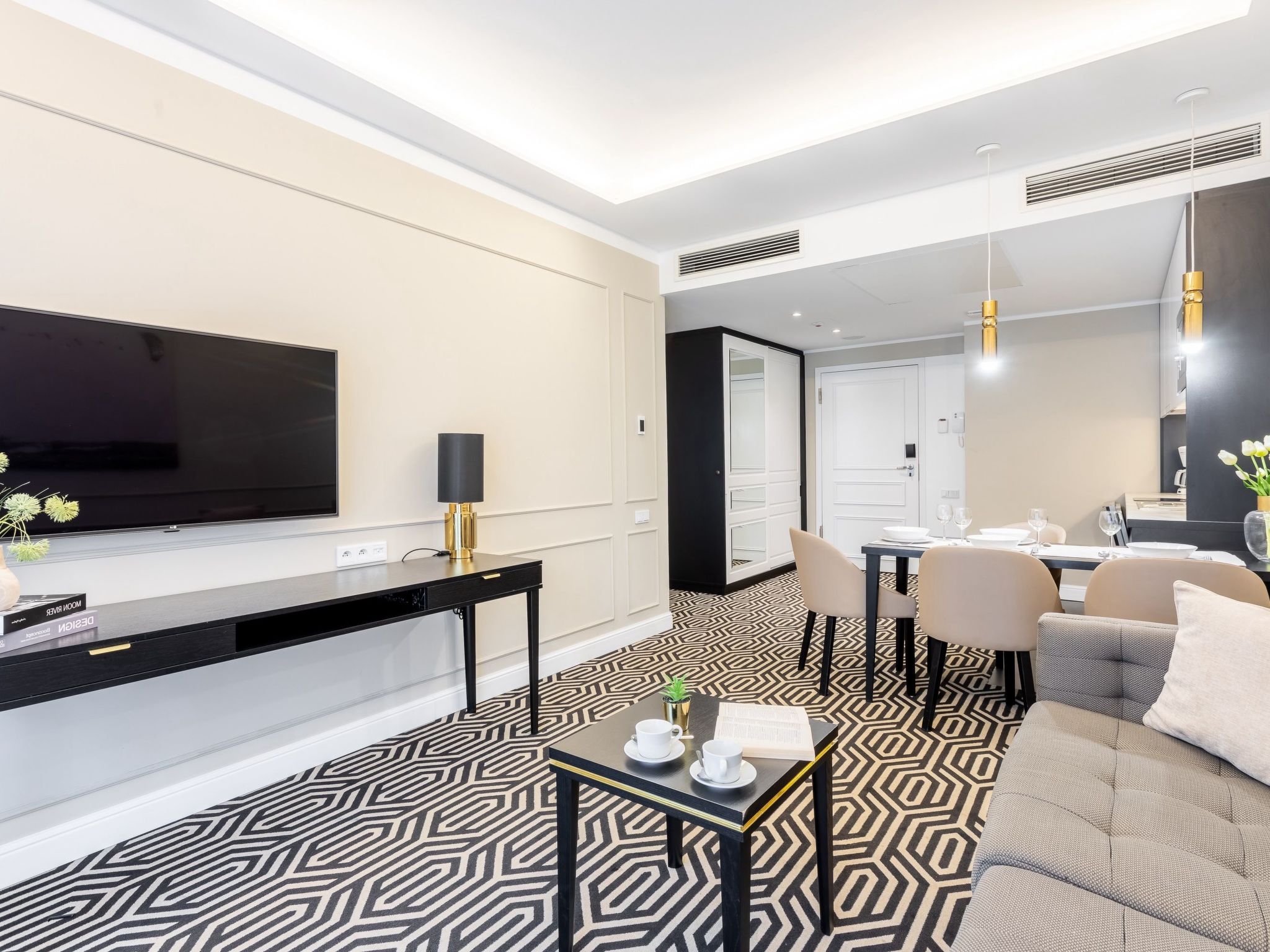 Stilvoll eingerichtete Ferienwohnung am Meer — Living Room (5 of 16)
