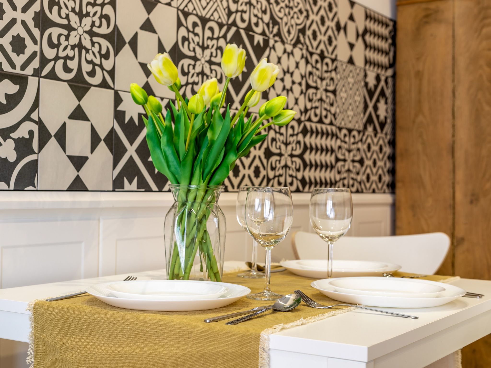 Kormoran in modernem Appartementhaus