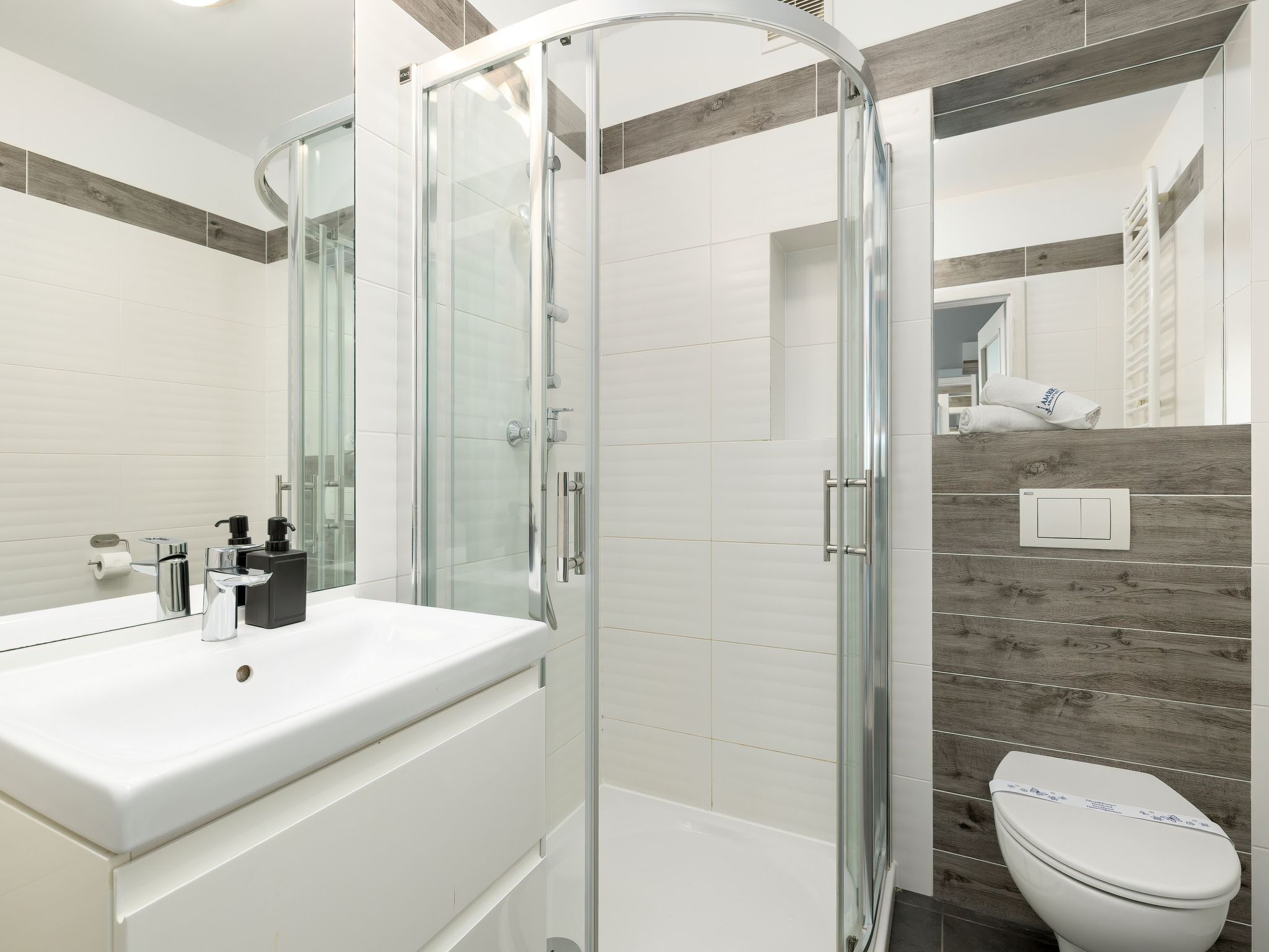 Apartment Ambria III-Image-tags.info