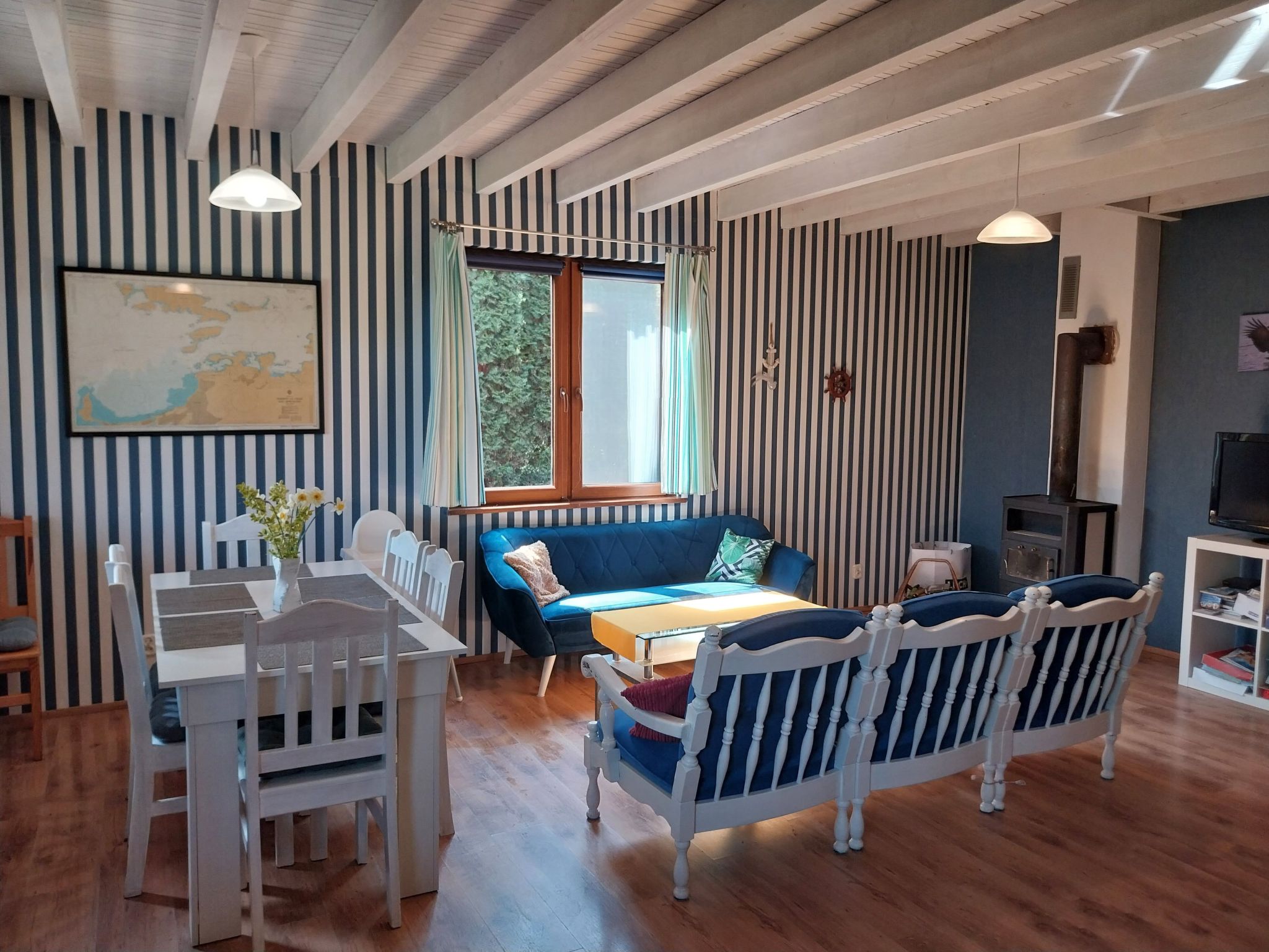 Auf einer Insel-Drinnen