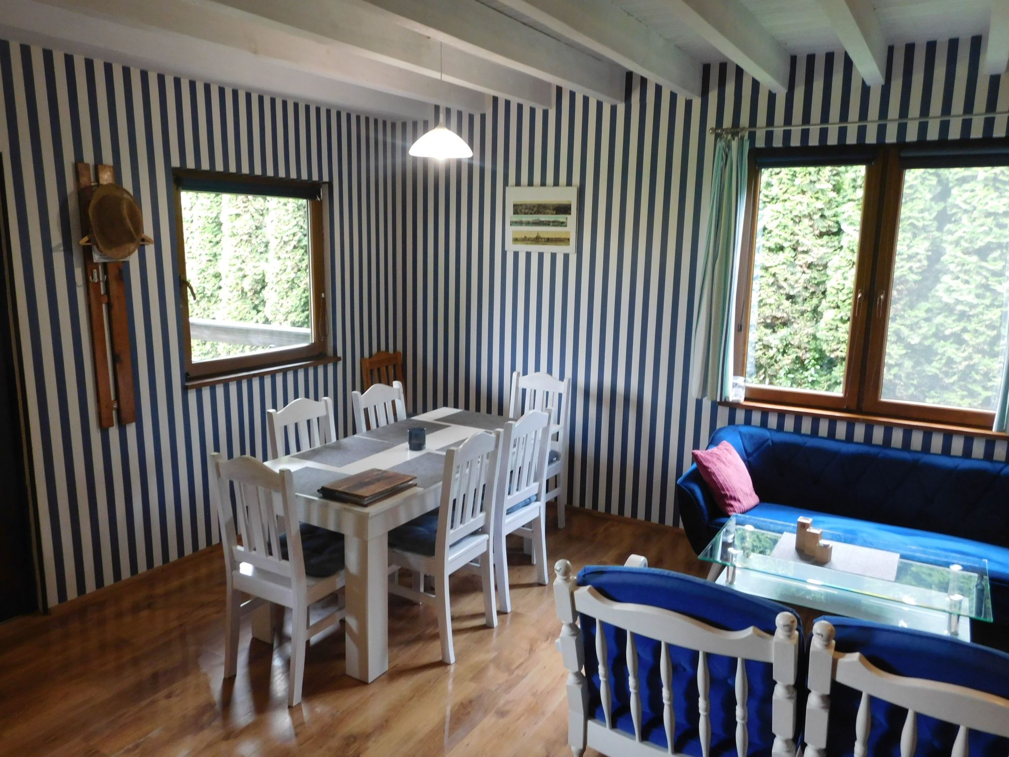 Auf einer Insel-Drinnen