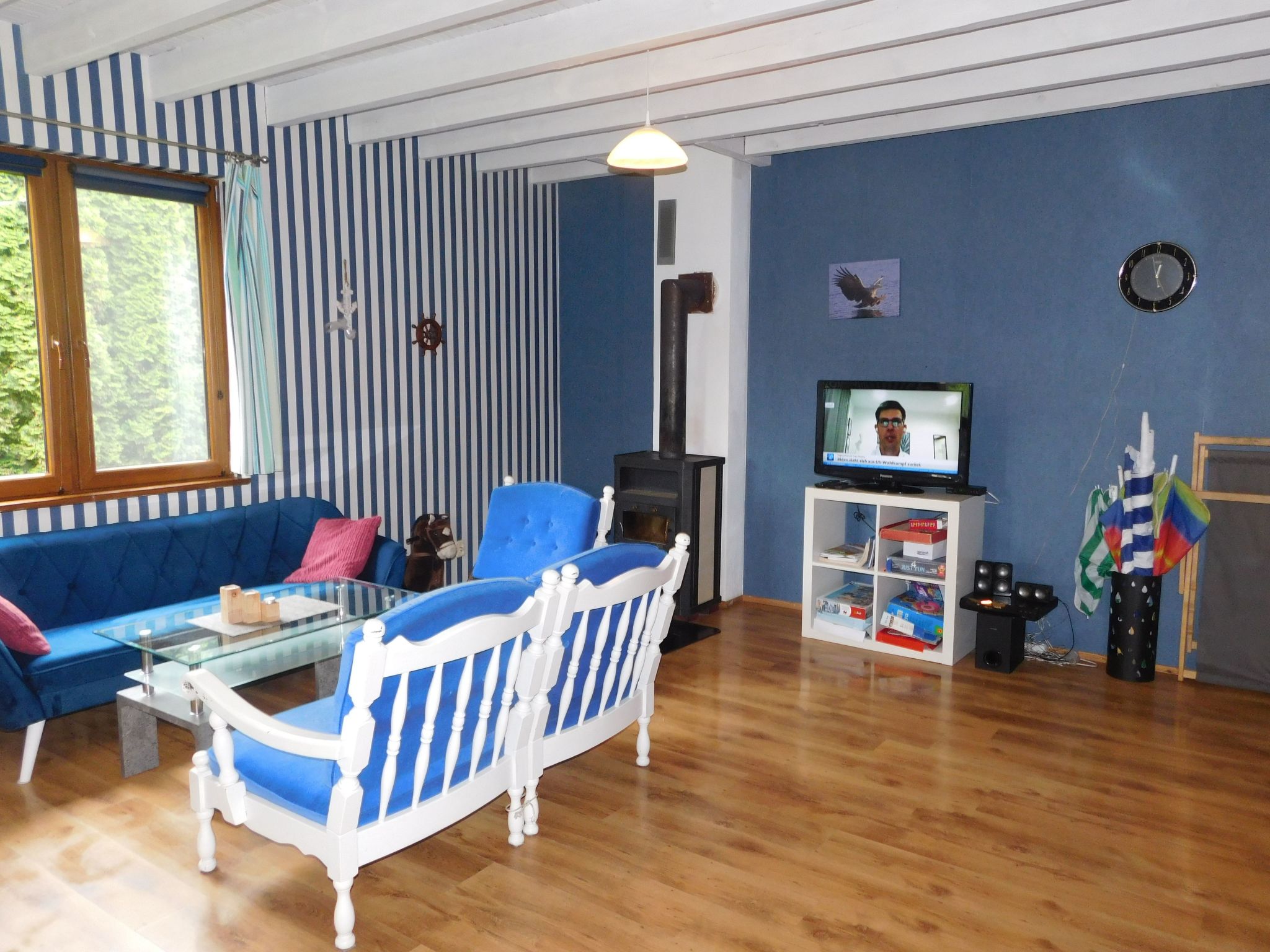 Auf einer Insel-Drinnen