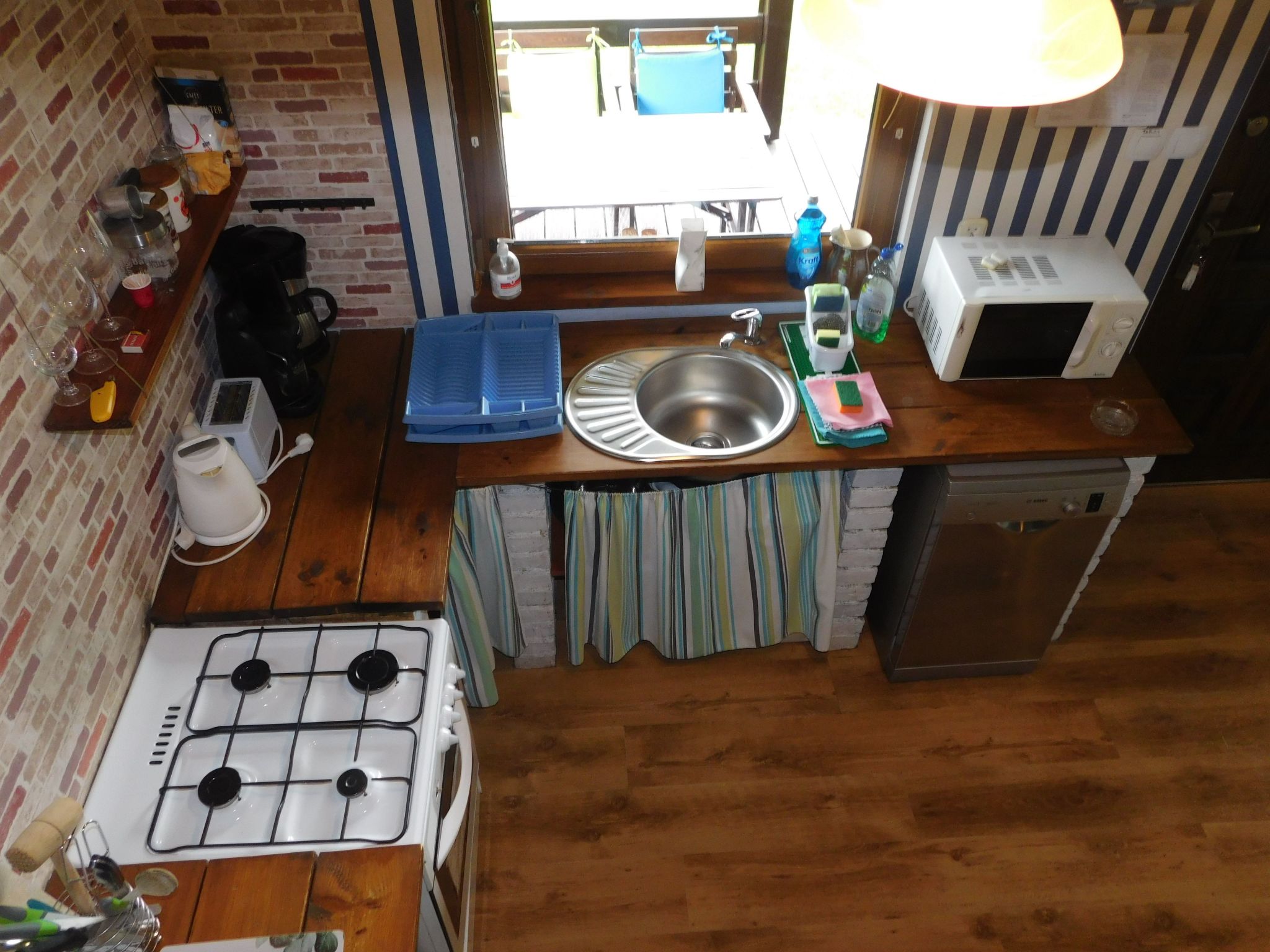 Auf einer Insel-Drinnen