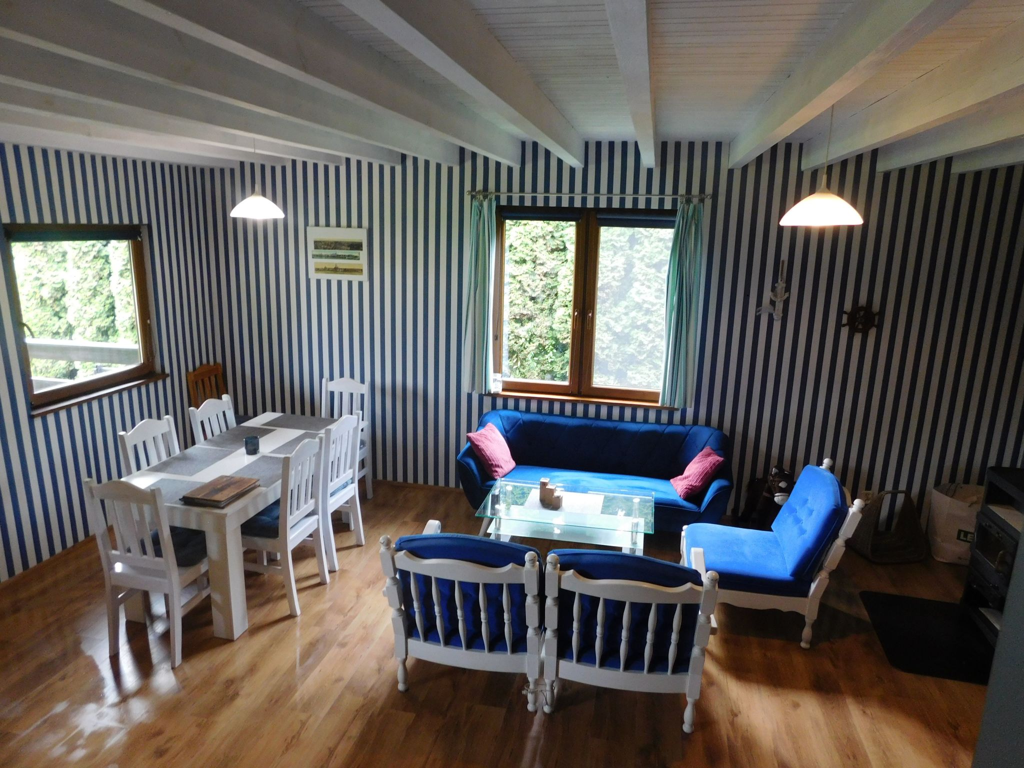 Auf einer Insel-Drinnen