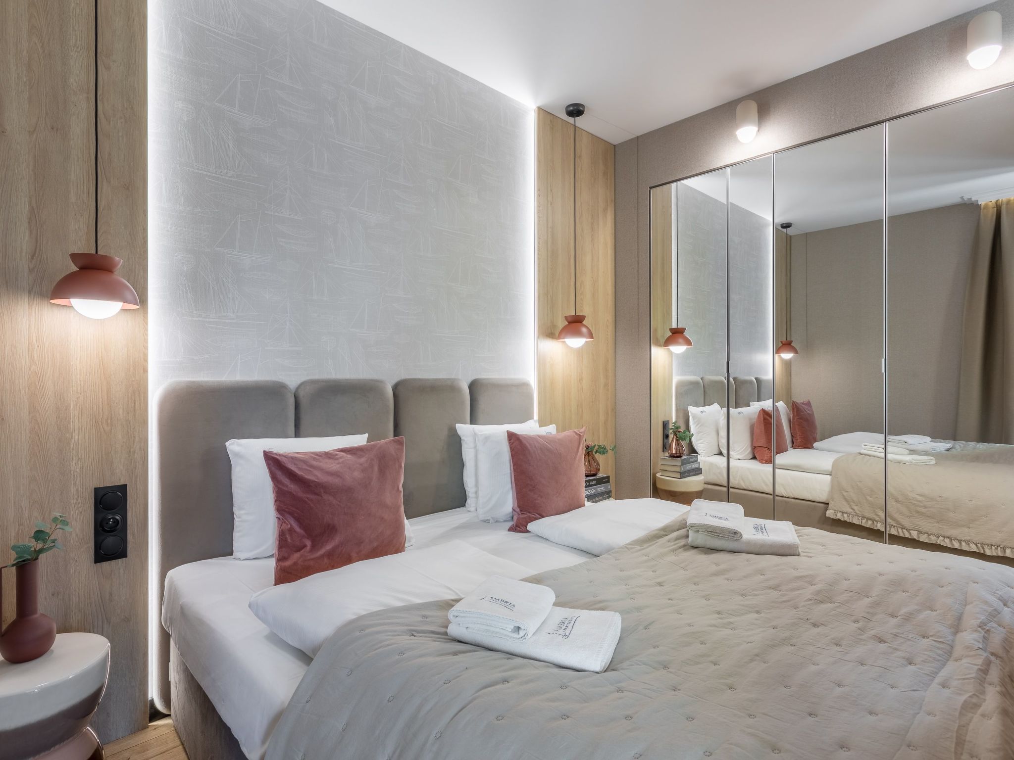 The flat right in the harbour "Jachtowa 20" is located in an apartment building built in 2023, in the immediate vicinity of the showpiece of Świnoujście - the spa park with an area of 58 ha. The gre..