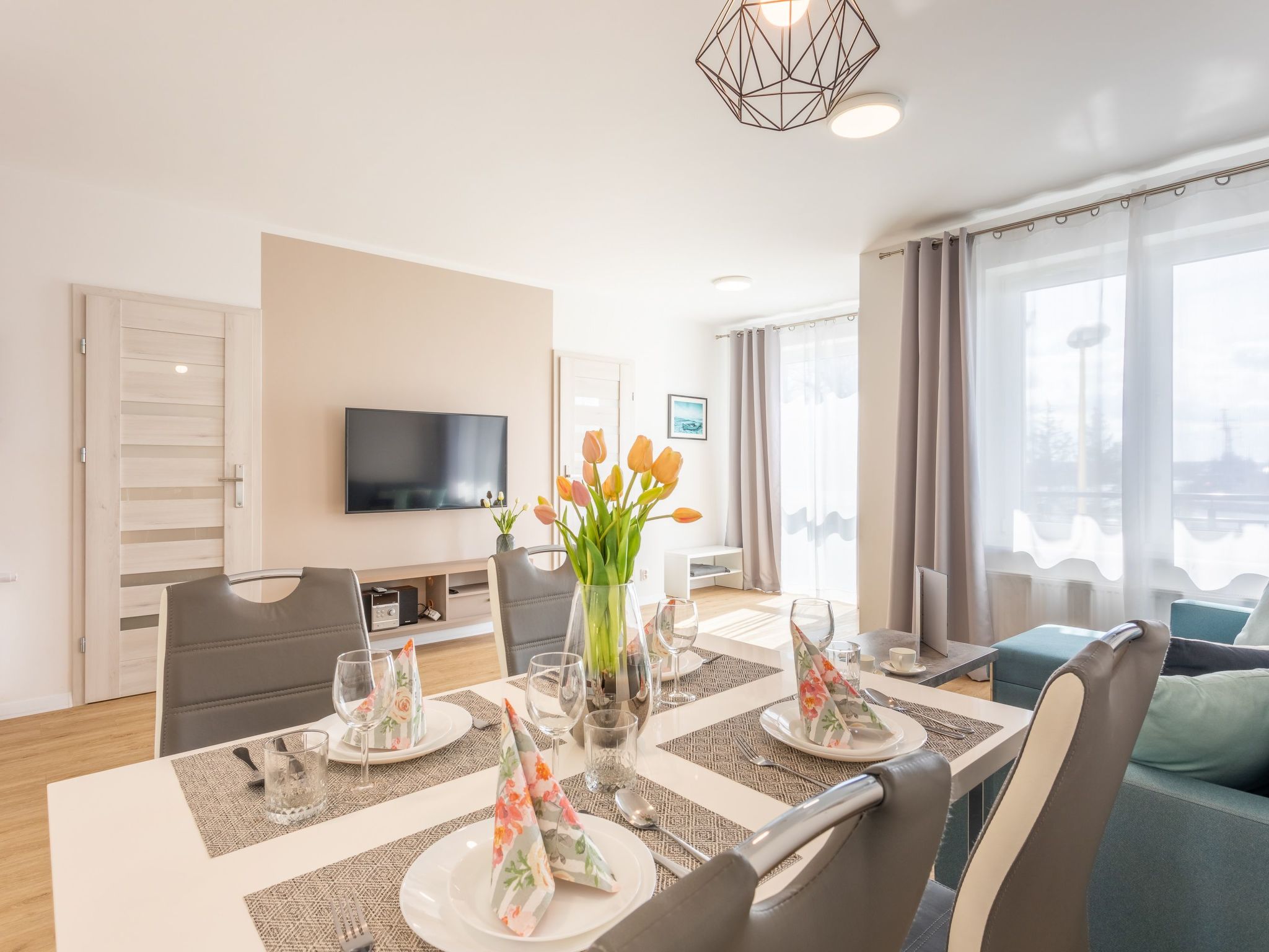 "Bałtyk 23" in Świnoujście is an elegant flat in a building from 2020 with a view of the harbour. The price of the flat includes a private car park belonging to the flat, which significantly increa..