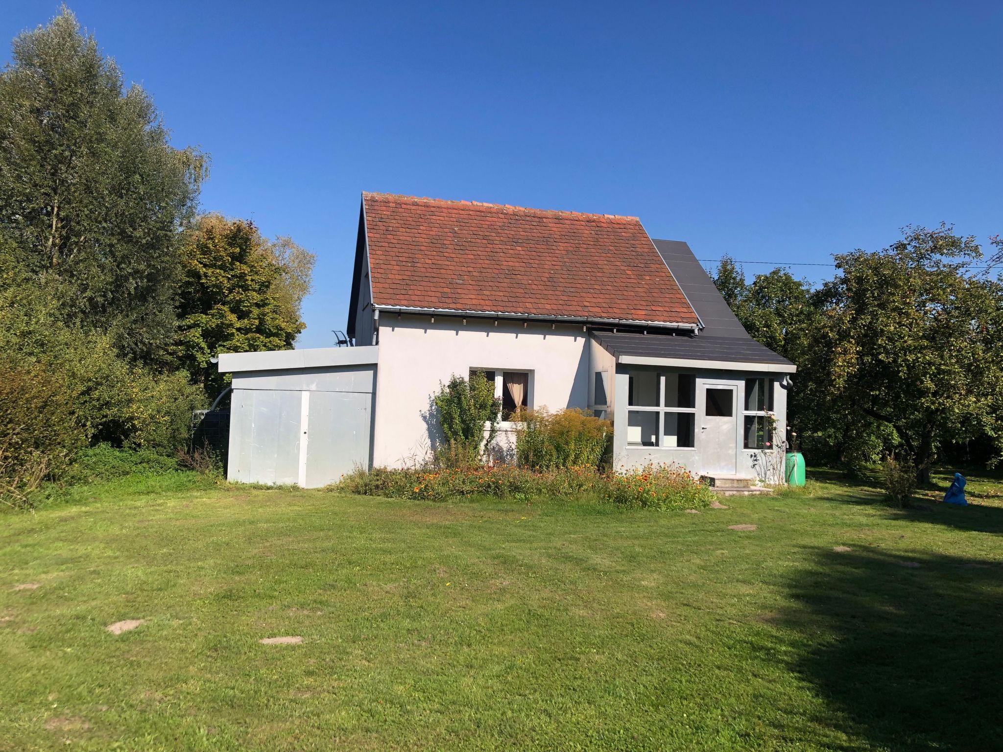Auf einem Gutshof mit eigenem Garten in ländlicher Umgebung