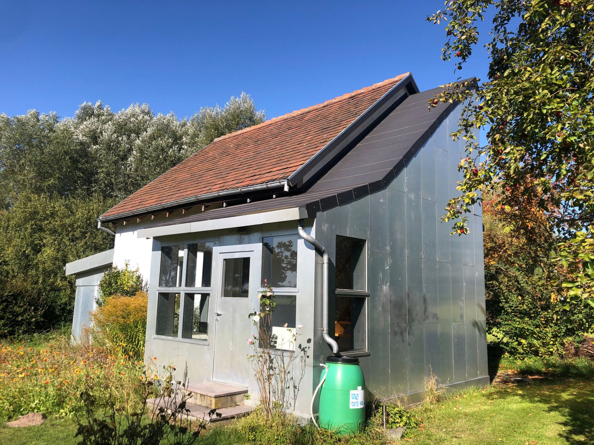 Auf einem Gutshof mit eigenem Garten in ländlicher Umgebung