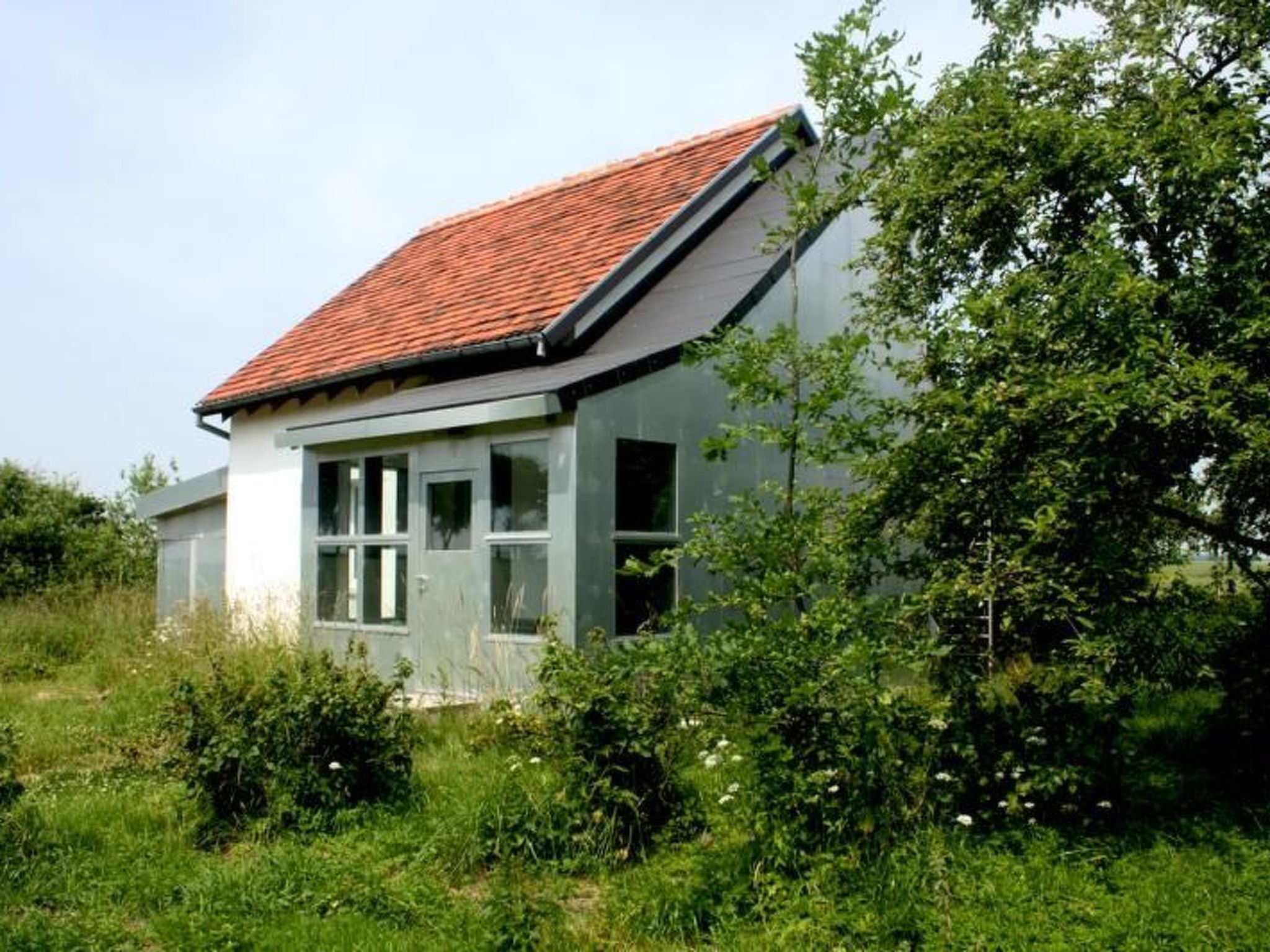 Auf einem Gutshof mit eigenem Garten in ländlicher Umgebung