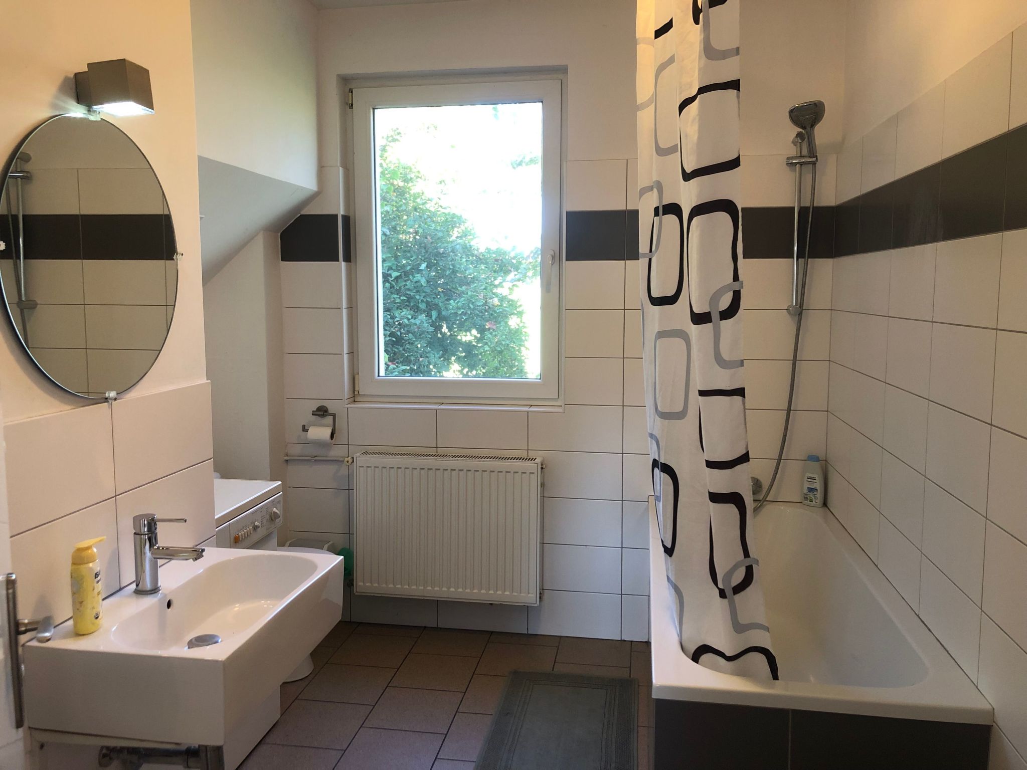 Auf einem Gutshof mit eigenem Garten in ländlicher Umgebung-Image-tags.info