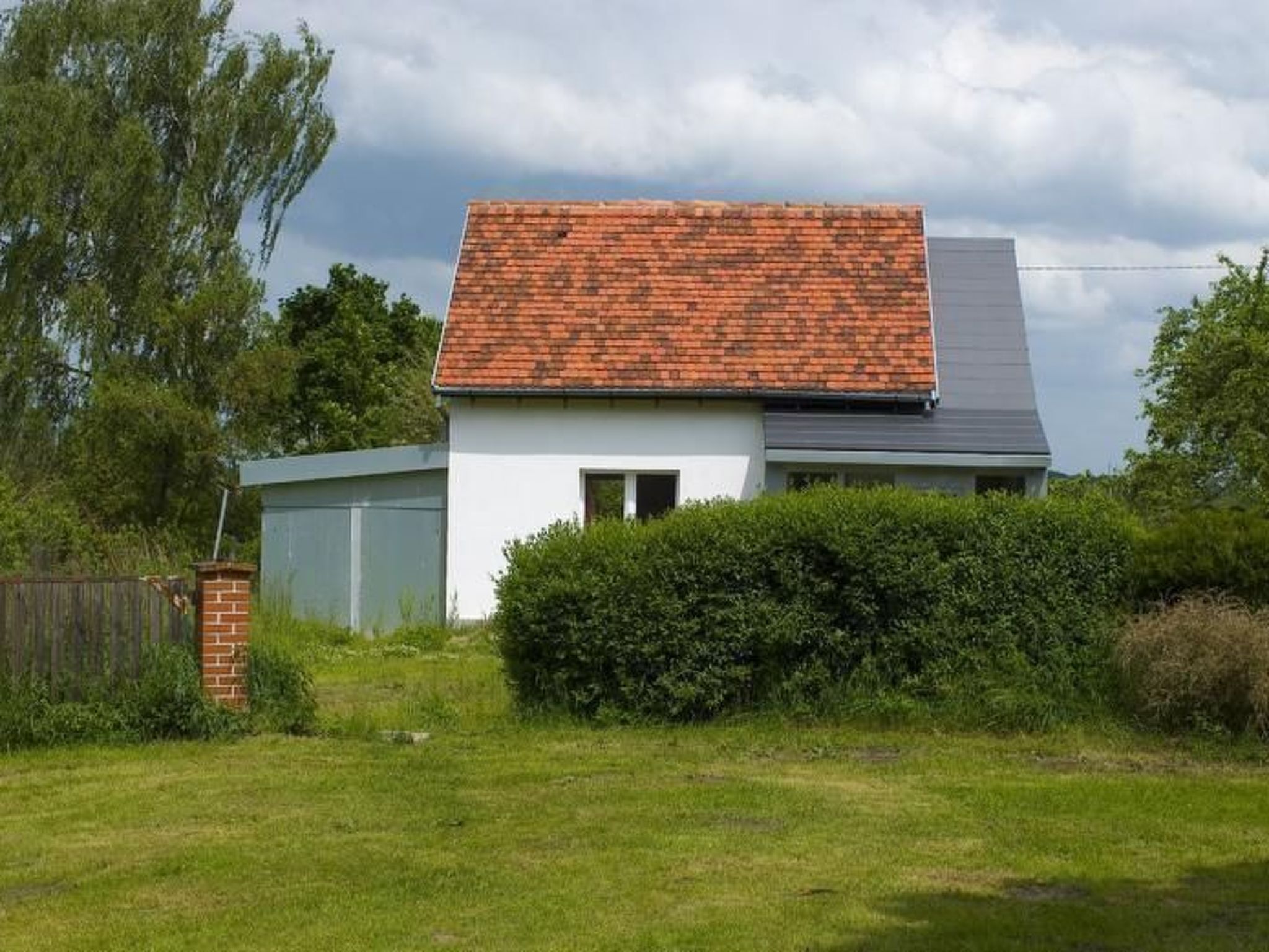 Auf einem Gutshof mit eigenem Garten in ländlicher Umgebung-Image-tags.info