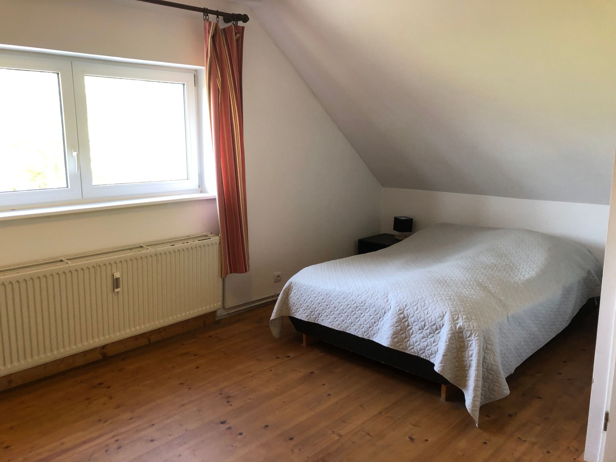 Auf einem Gutshof mit eigenem Garten in ländlicher Umgebung-Image-tags.info