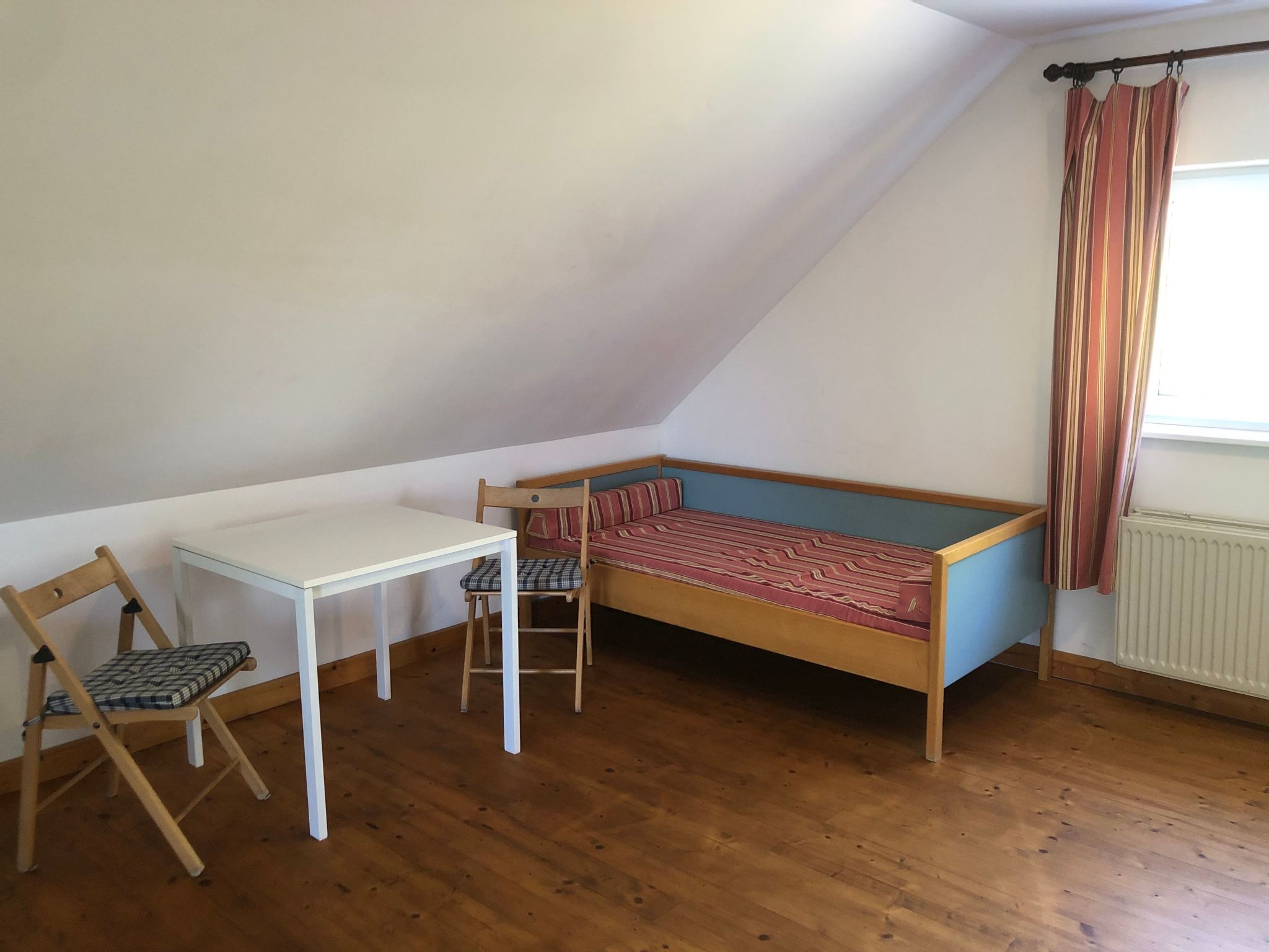 Auf einem Gutshof mit eigenem Garten in ländlicher Umgebung-Image-tags.info