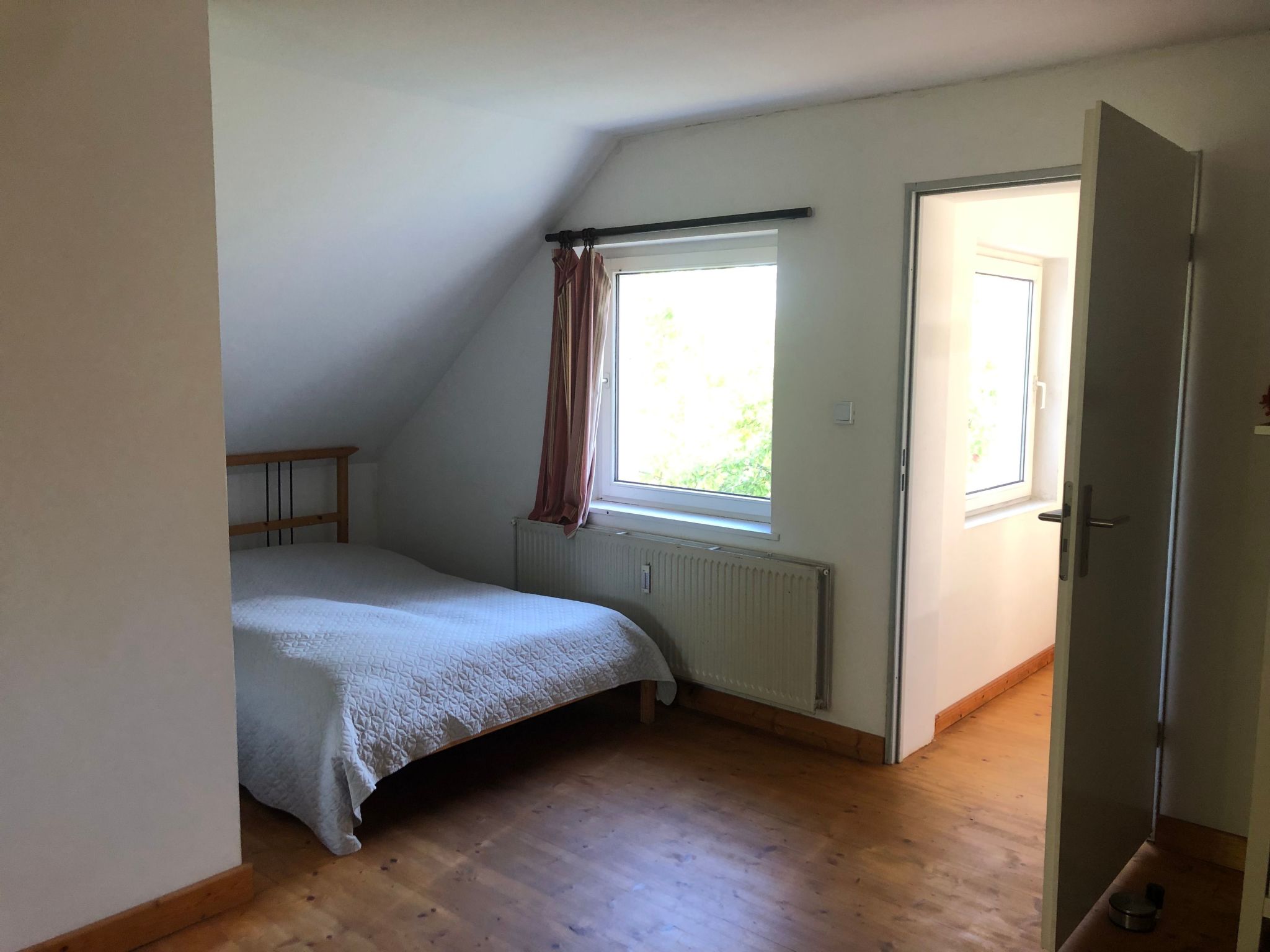 Auf einem Gutshof mit eigenem Garten in ländlicher Umgebung-Image-tags.info