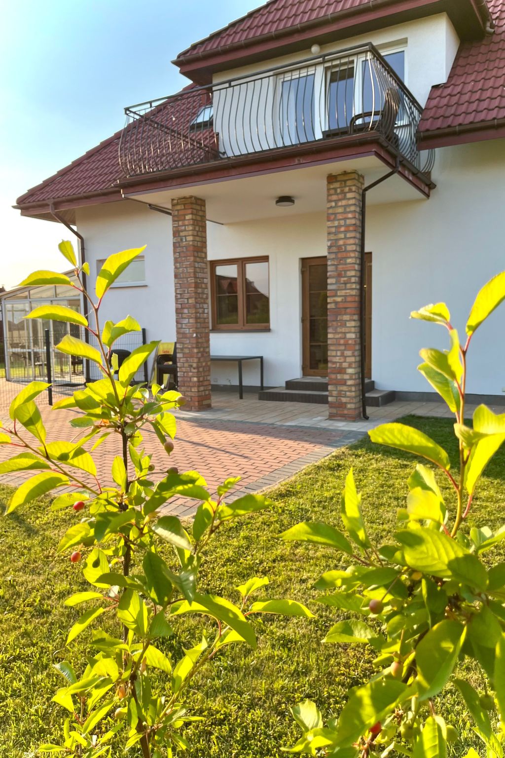 The flat is located on the premises of the resort 4Domki, located in a quiet part of Sarbinowo about 900m from the centre of the village, while the walk to the beach takes no more than 10 minutes (abo..