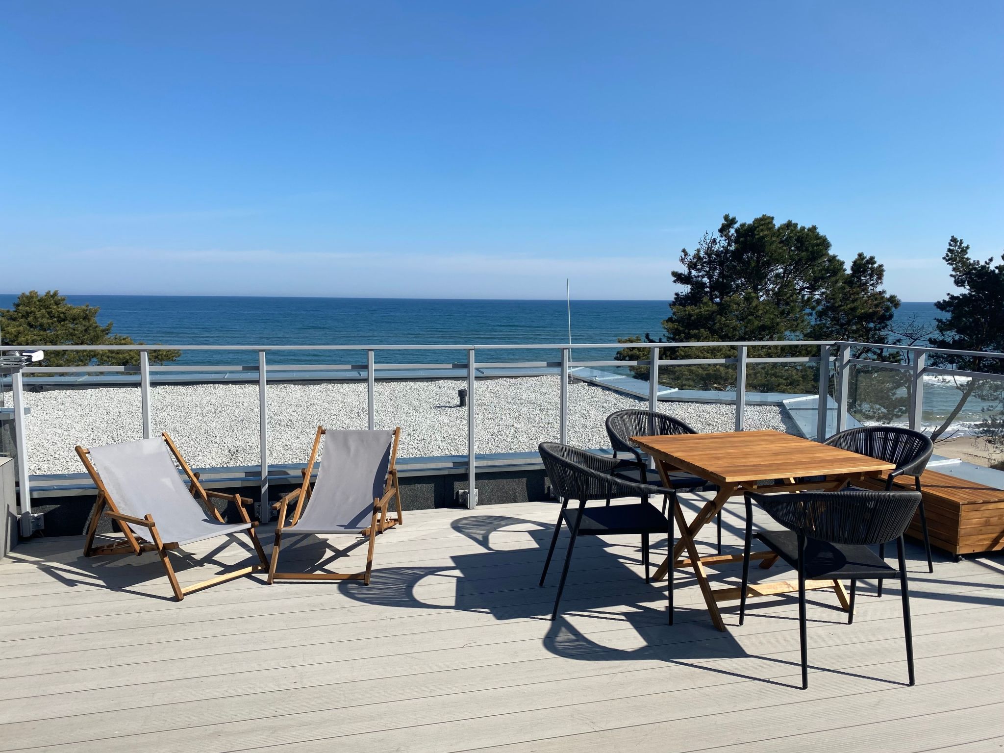 This flat offers a unique view of the Baltic Sea and impresses with its expansive terrace on the roof of a house completed in 2022. Enjoy the sunrise and sunset; undisturbed and private. After breakfa..