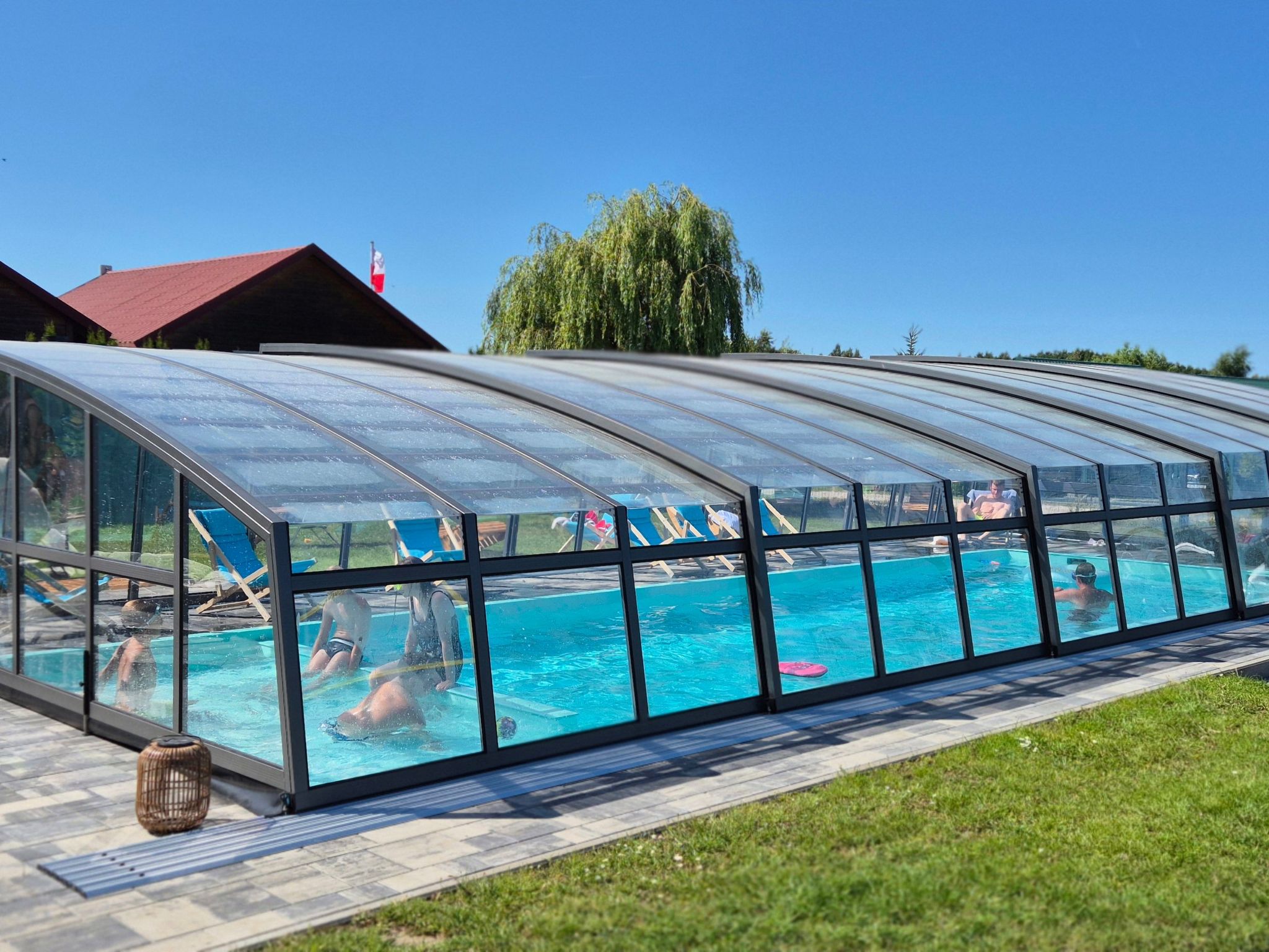 Mit gemeinschaftlichem Pool-Binnen