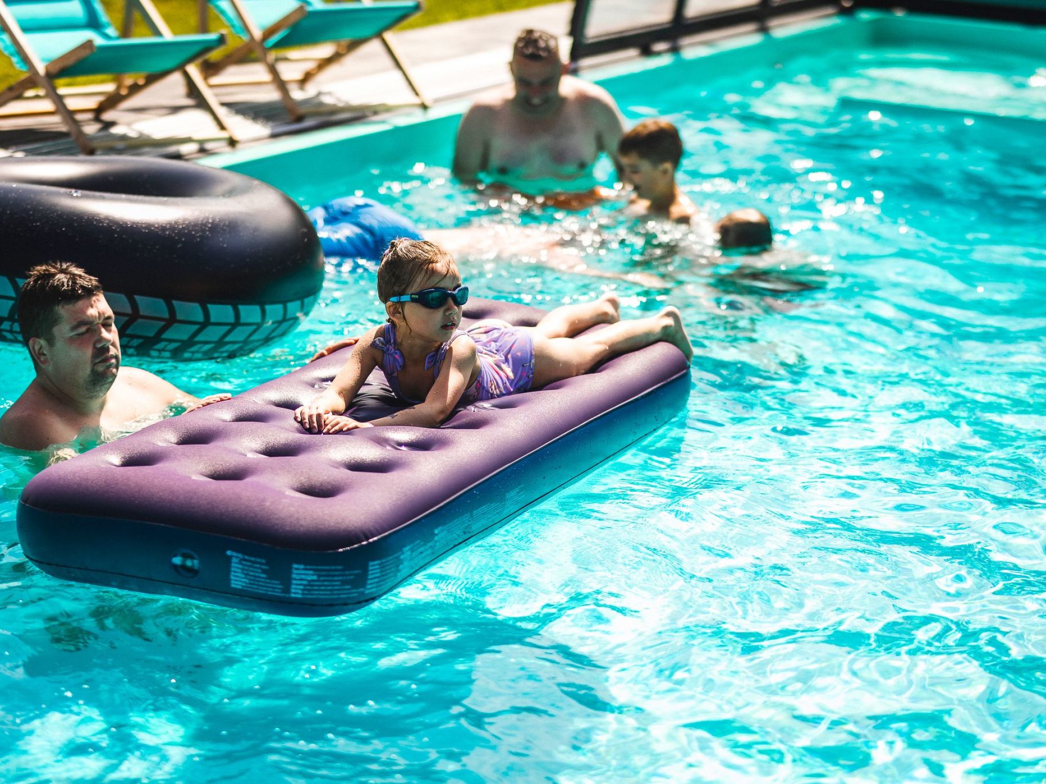 Mit Schwimmbad-Binnen