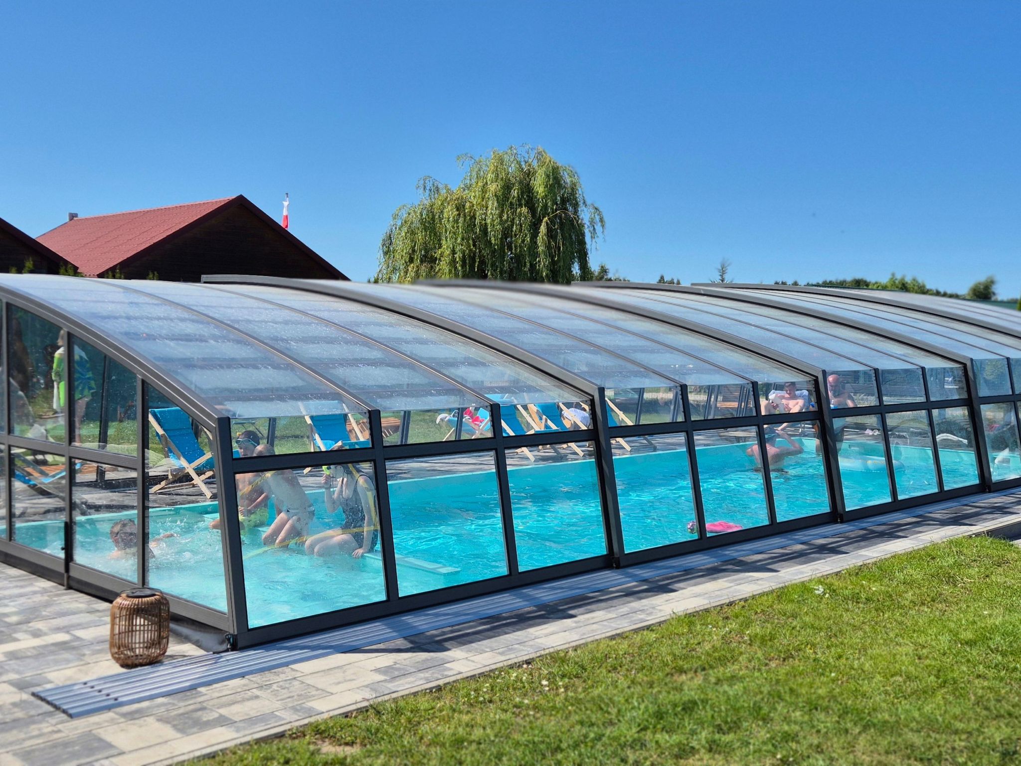 Mit Schwimmbad-Binnen