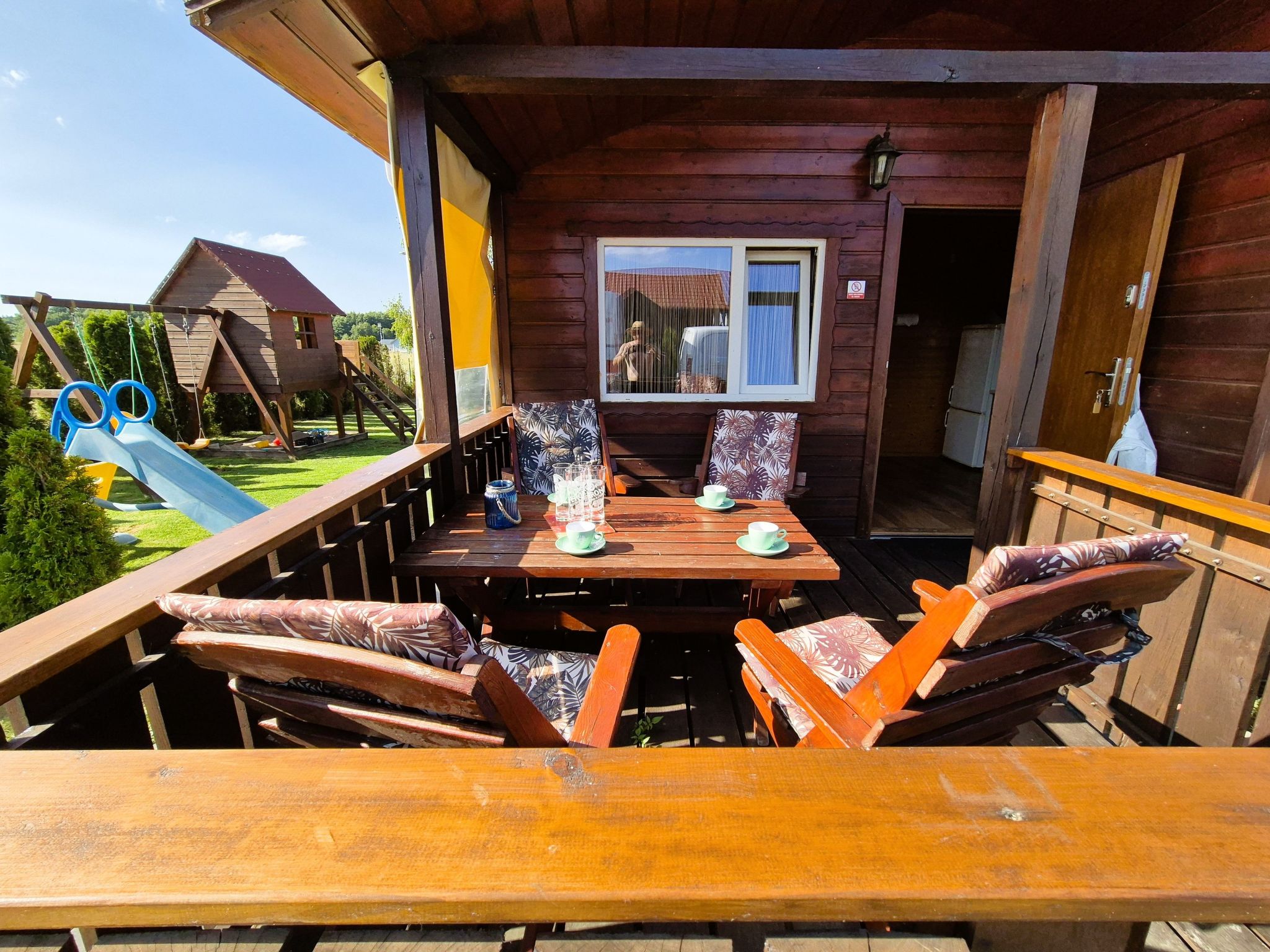 Mit Schwimmbad-Binnen