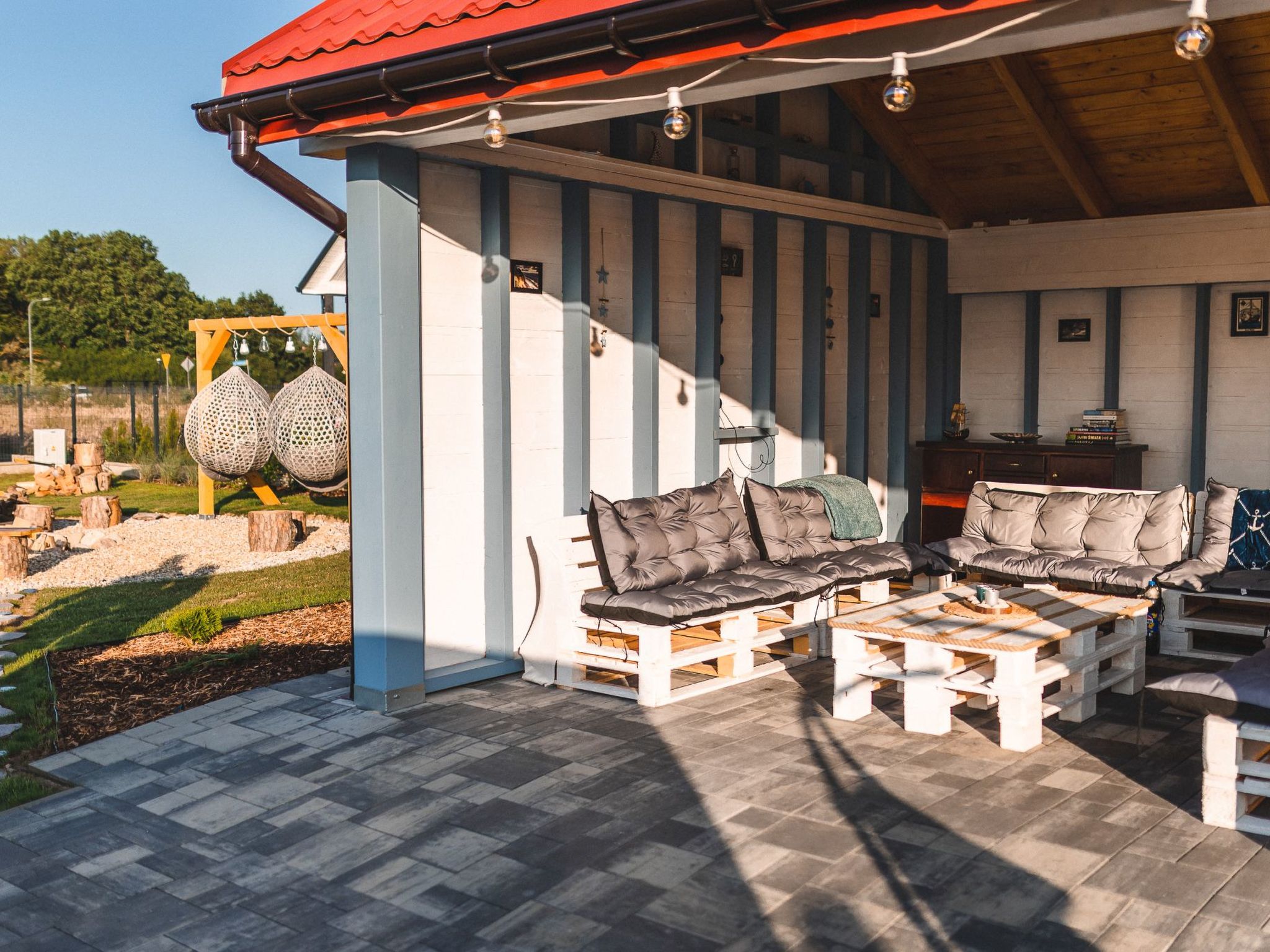 Mit Schwimmbad-Binnen