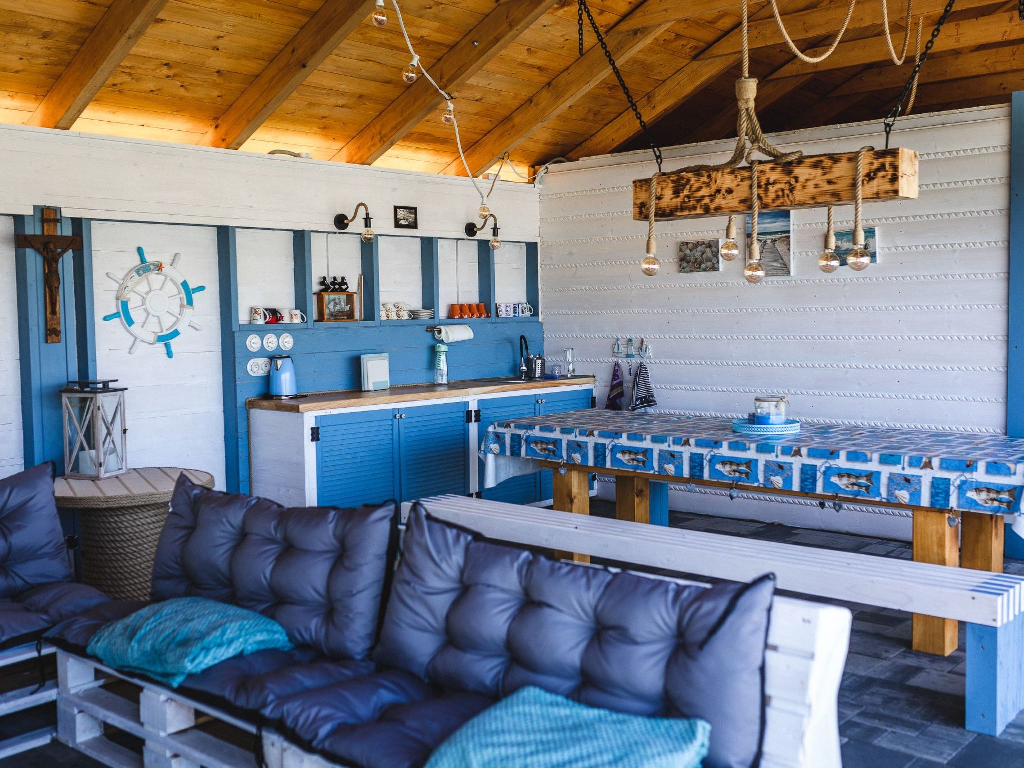 Mit Schwimmbad-Binnen