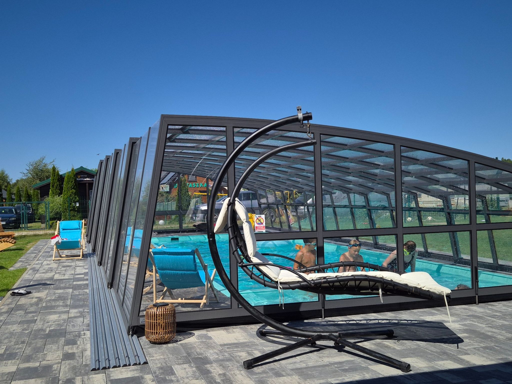 Mit Schwimmbad-Binnen