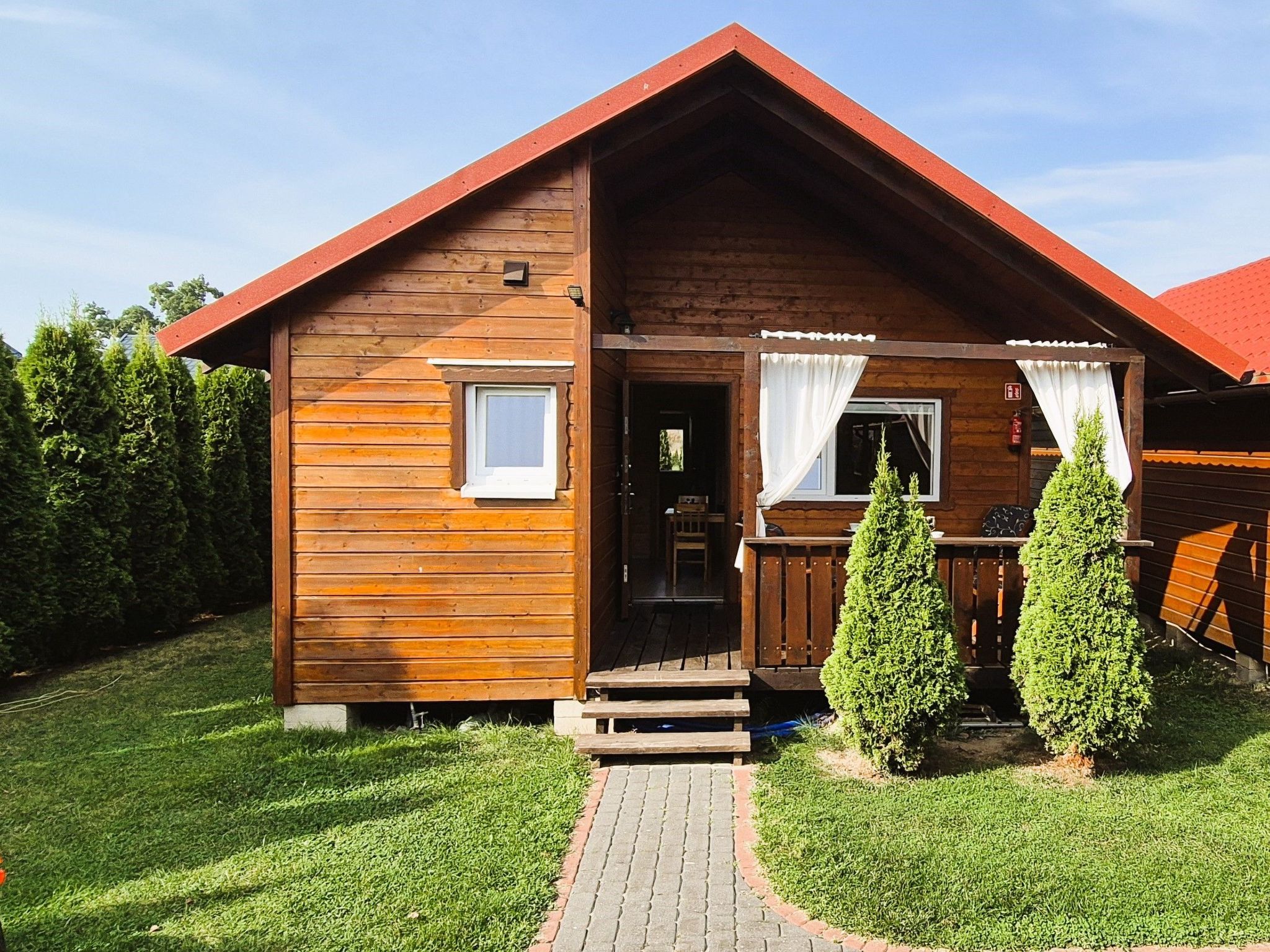 Mit Schwimmbad-Binnen