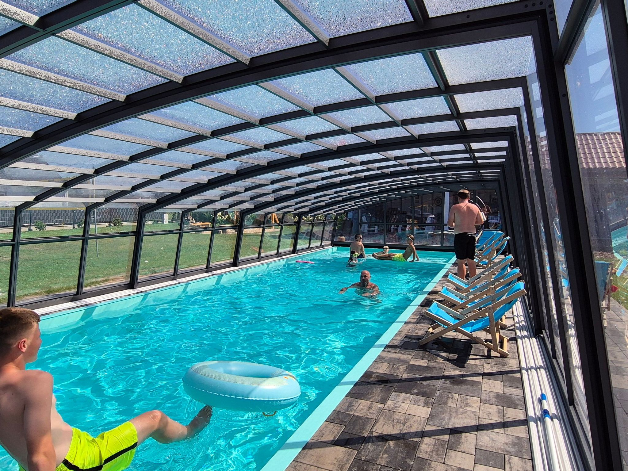 Mit gemeinschaftlichem Pool-Binnen