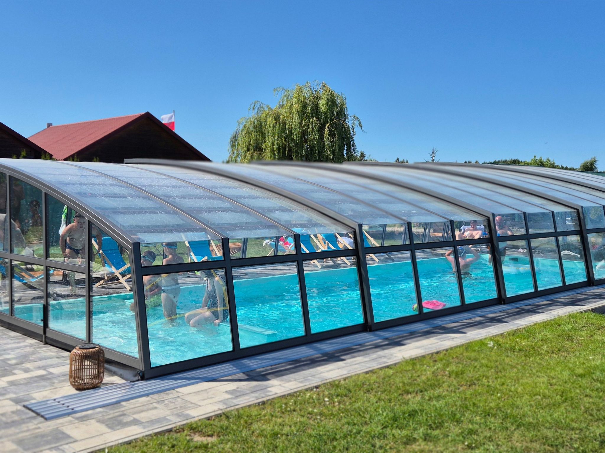 Mit gemeinschaftlichem Pool-Binnen