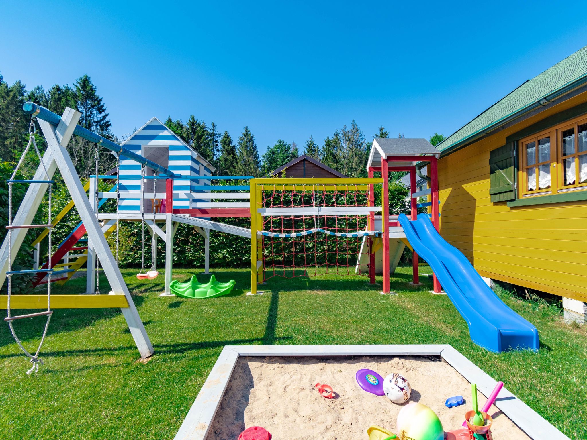 Gemütliches Holzferienhaus mit Grill und Garten-Inside