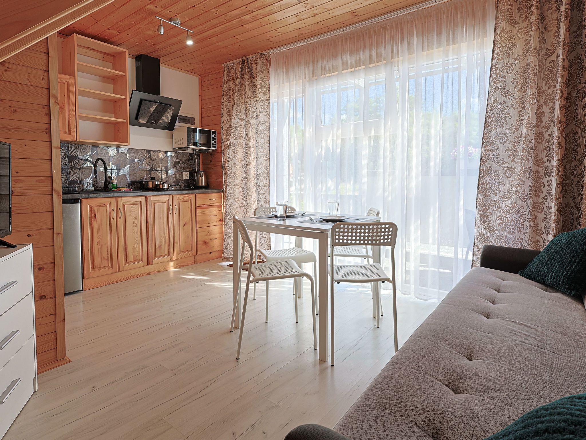 Wohnung "Aurora 2" z tarasem-Drinnen