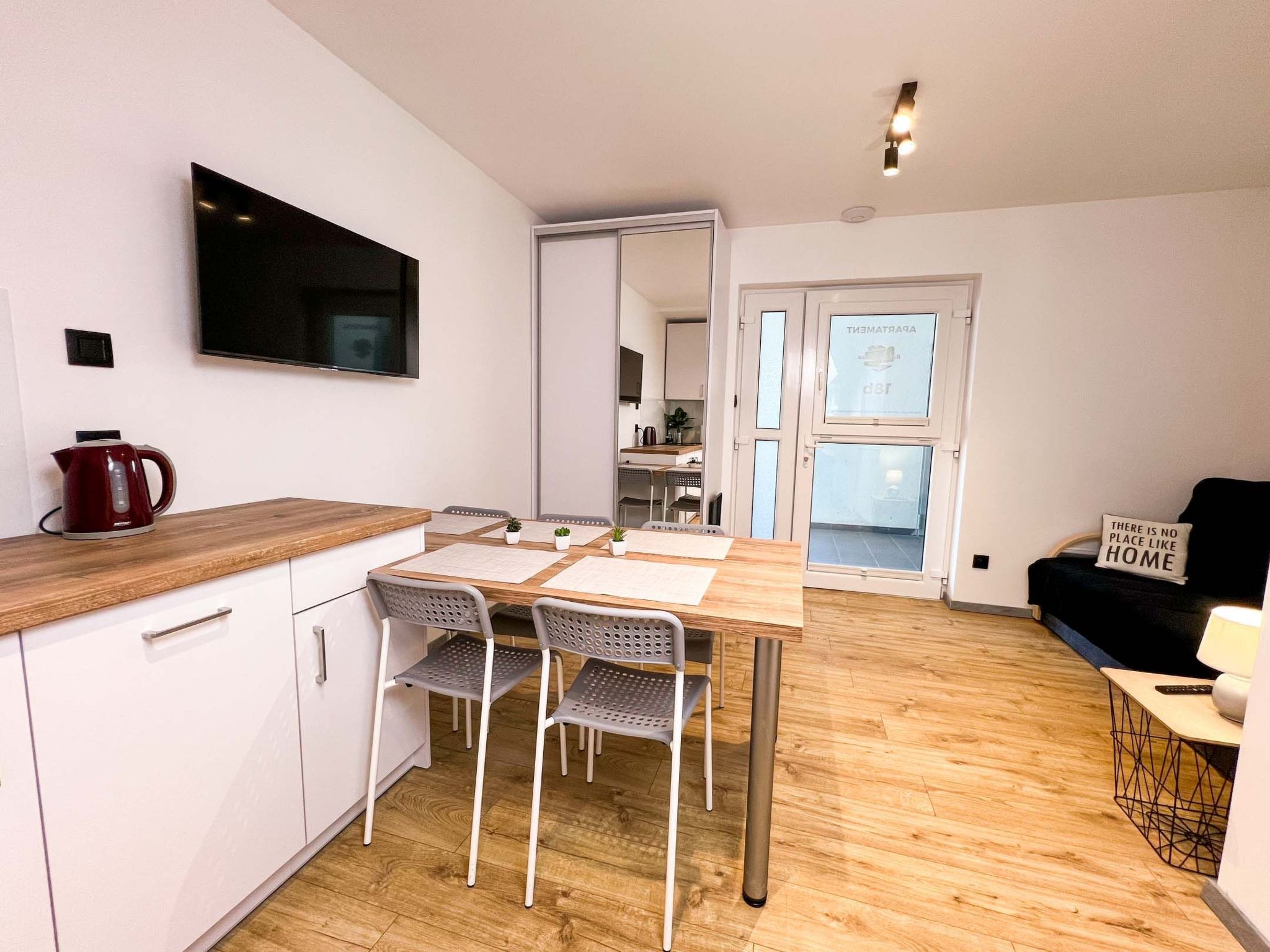 "Apartment 18B" mit Schwimmbad-Binnen