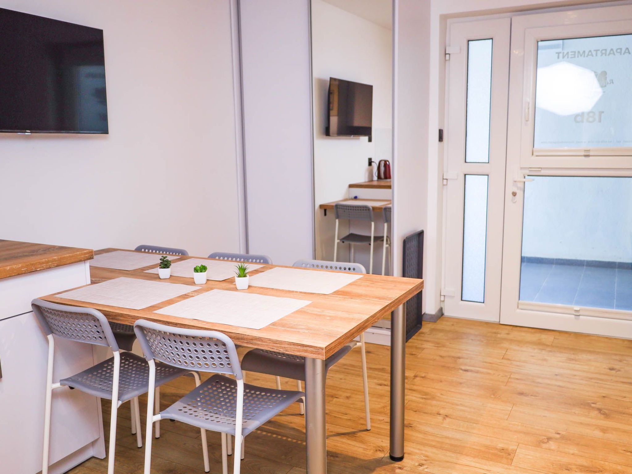 "Apartment 18B" mit Schwimmbad-Binnen