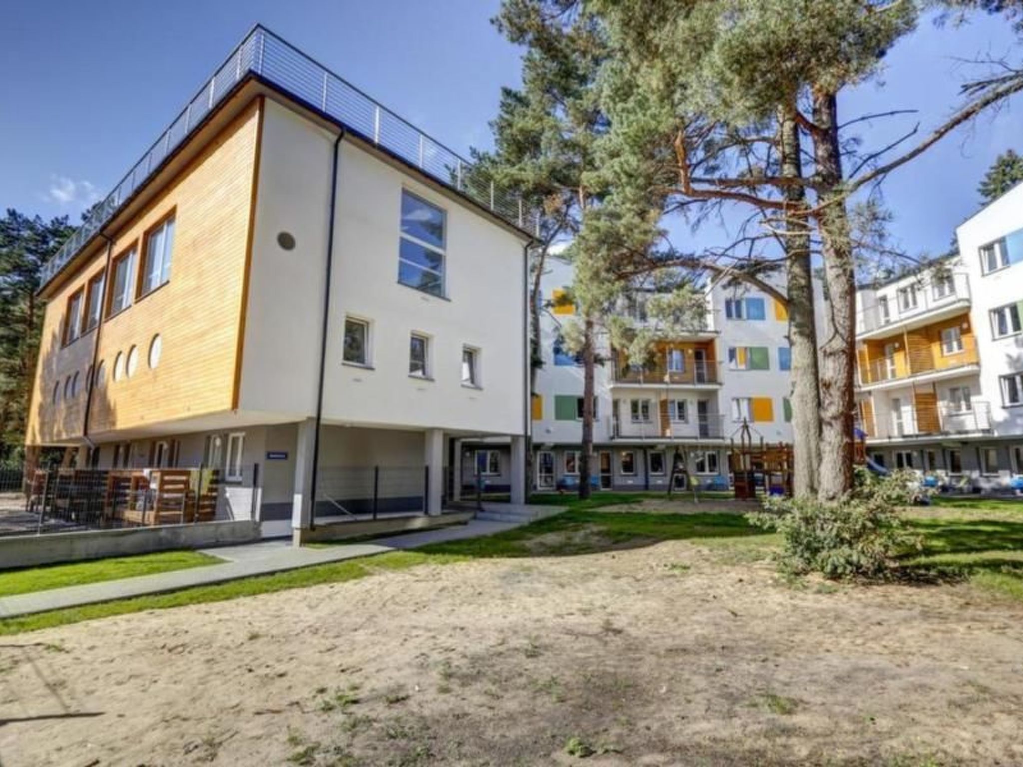 "Apartment 18B" mit Schwimmbad-Binnen