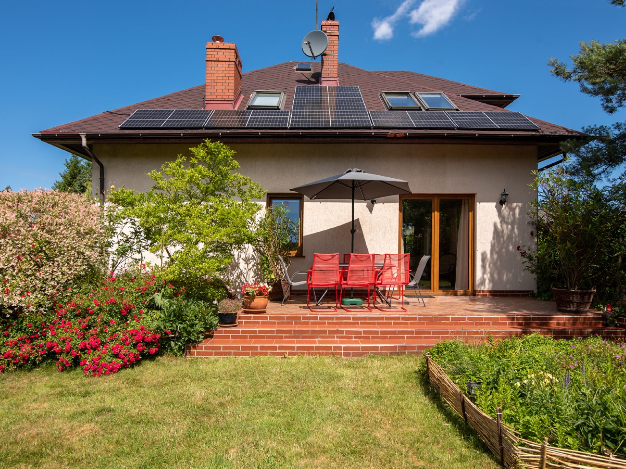 Huis 5-kamers 150 m2 op 2 verdiepingen. Woon-/eetkamer met open haard, Sat-TV en radio. Uitgang naar de tuin, naar het terras. 1 kamer met 1 2-pers bed. Open keuken (oven, afwasmachine, 4 keramische g..