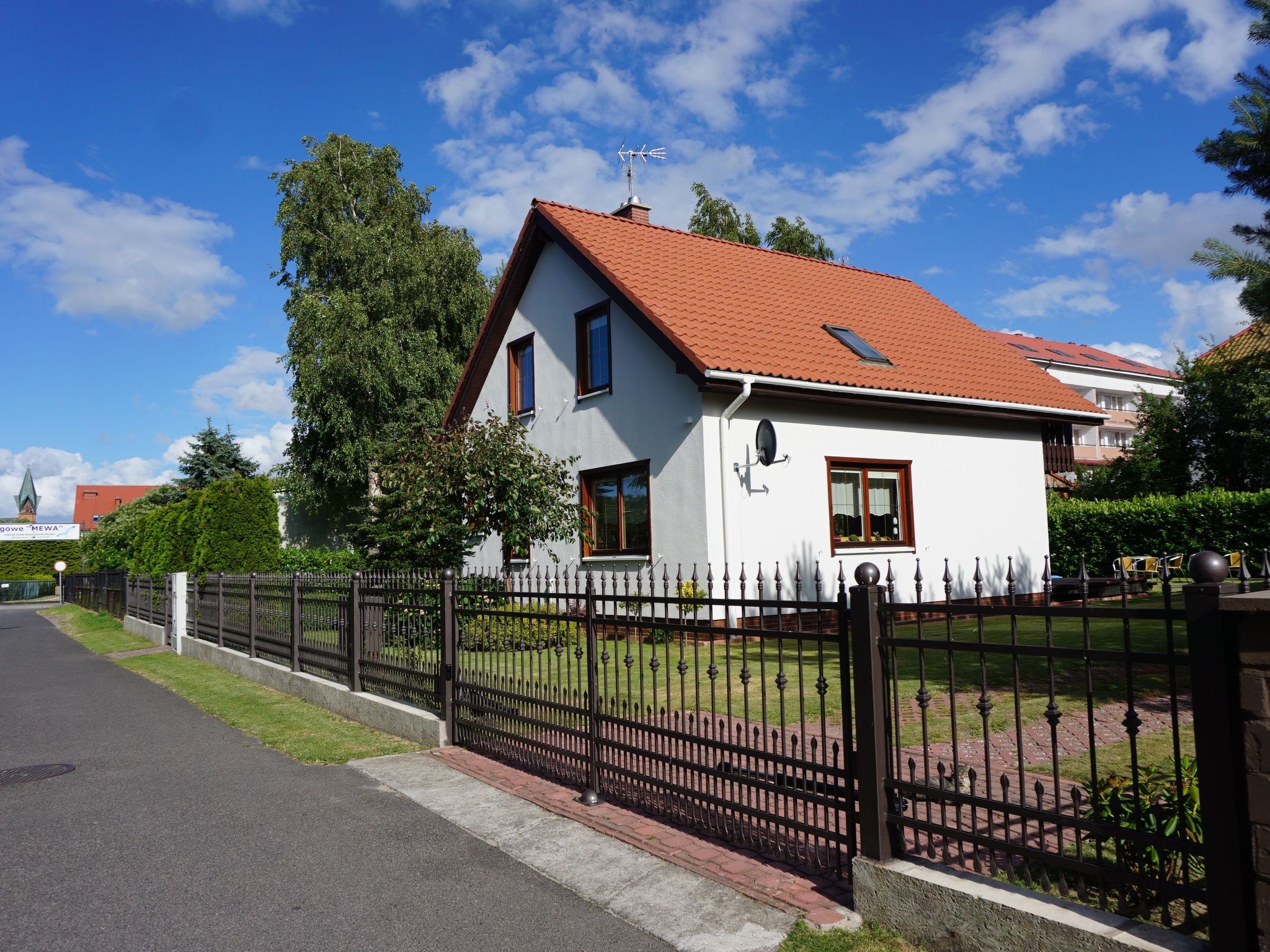 A beautiful Canadian-style year-round house of 125 m2 located in the centre of Ustronie Morskie in a quiet street 50 metres from the sea and a lovely beach. On the ground floor there is a living room ..