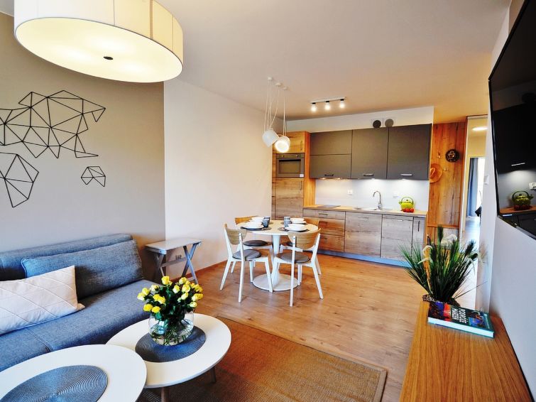 "B 402", appartement 2-kamers 55 m2. Woon-/eetkamer met 1 divanbed, Sat-TV en radio. Uitgang naar het balkon. 1 kamer met 1 2-pers bed. Open keuken (afwasmachine, 2 keramische glas kookplaten, magnetr..