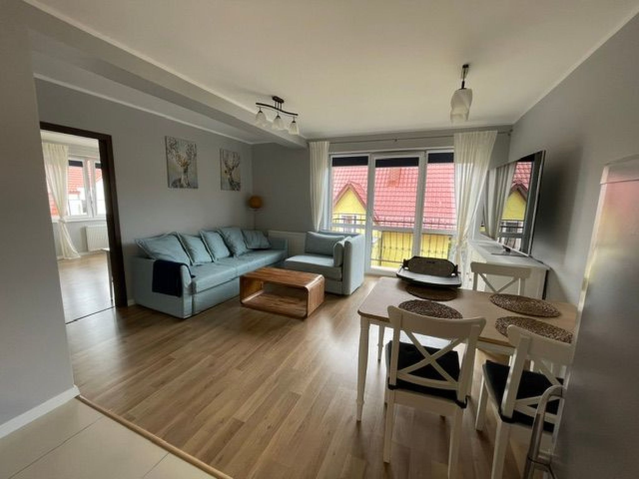 You are cordially invited to a comfortable 2-bedroom flat (42m) located on Próżna Street with direct access to the sea via a seaside park approx. 700 m.The flat is fully equipped and consists of a l..