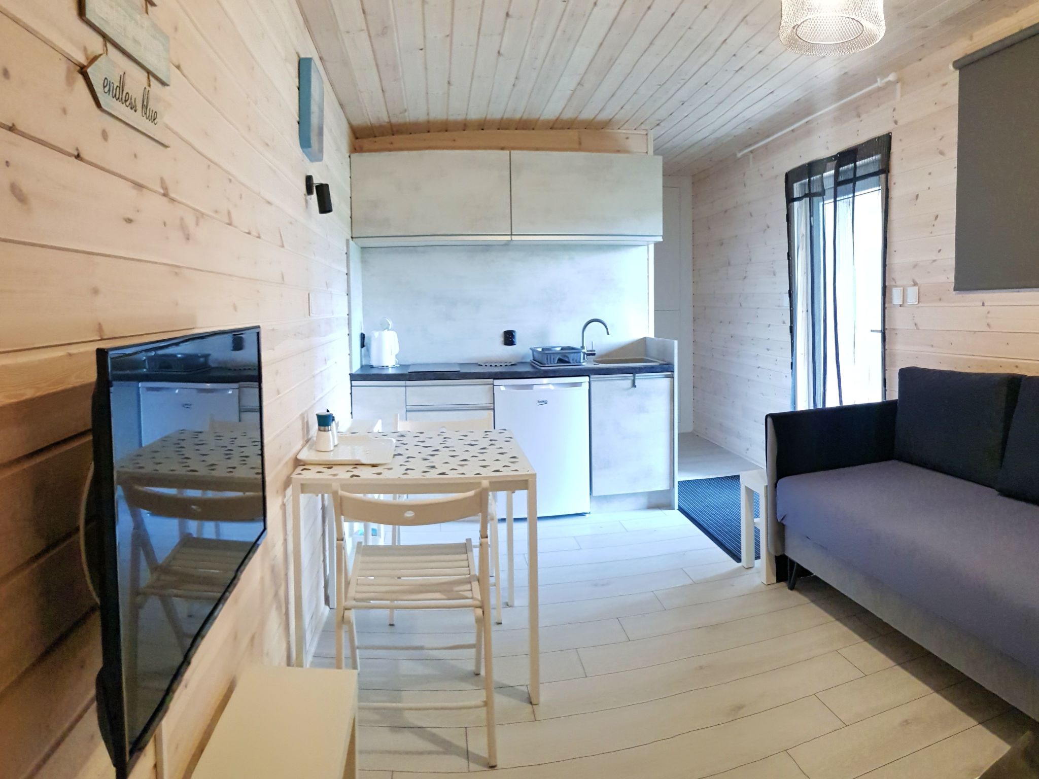 Gemütliches Ferienhaus in Gmina Stegna mit Terrasse, Grill und Garten