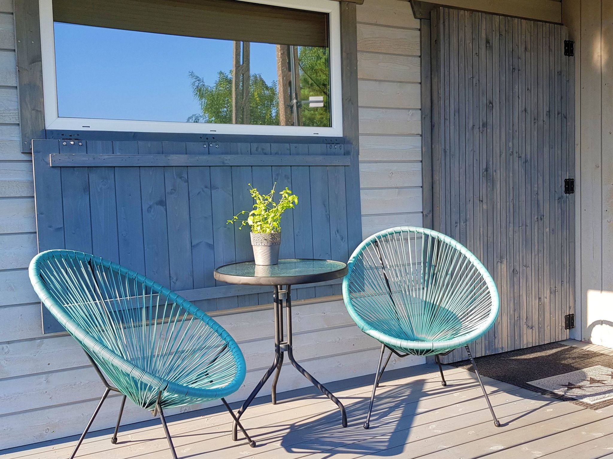 Gemütliches Ferienhaus in Gmina Stegna mit Terrasse, Grill und Garten