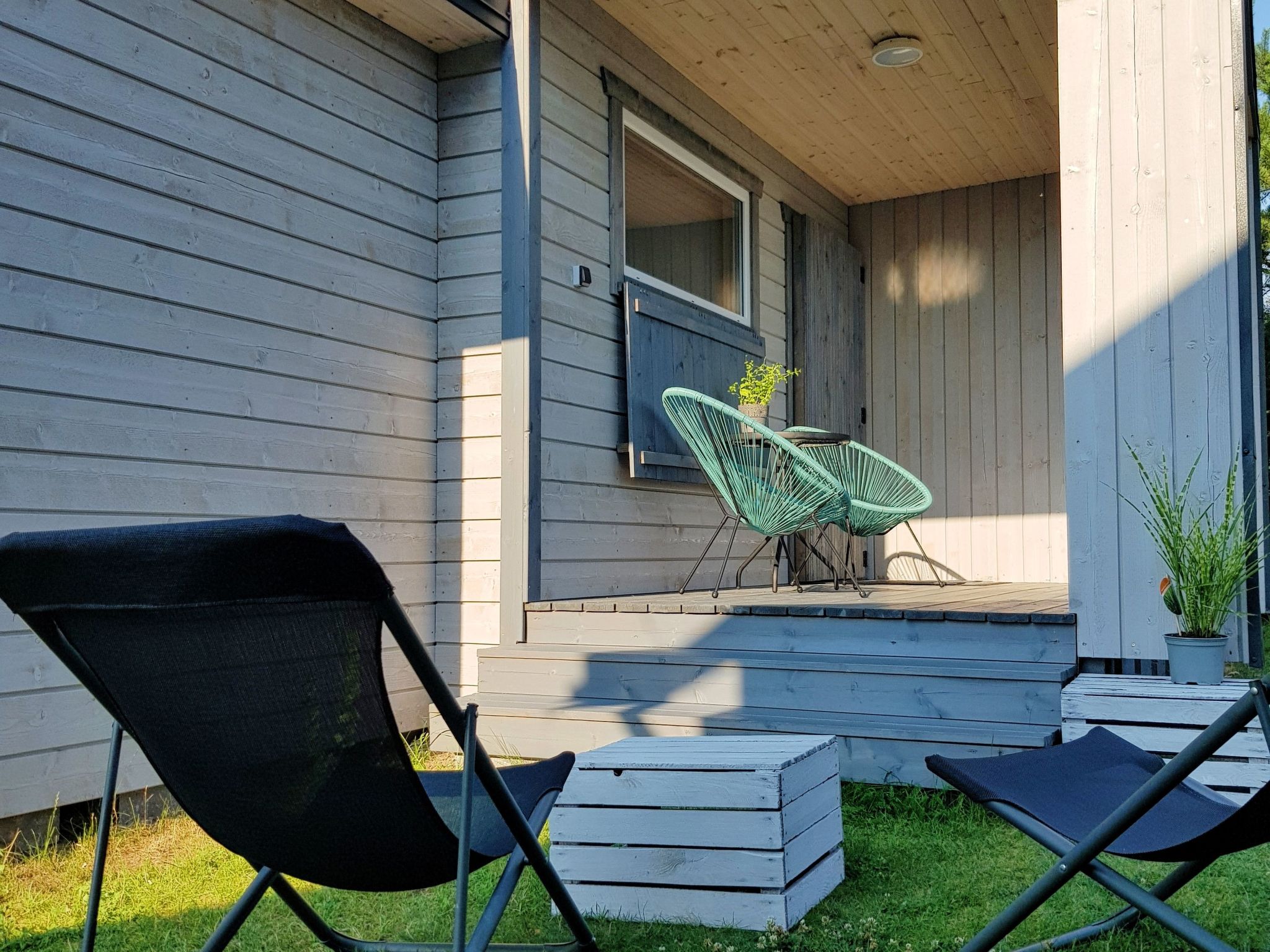 Gemütliches Ferienhaus in Gmina Stegna mit Terrasse, Grill und Garten